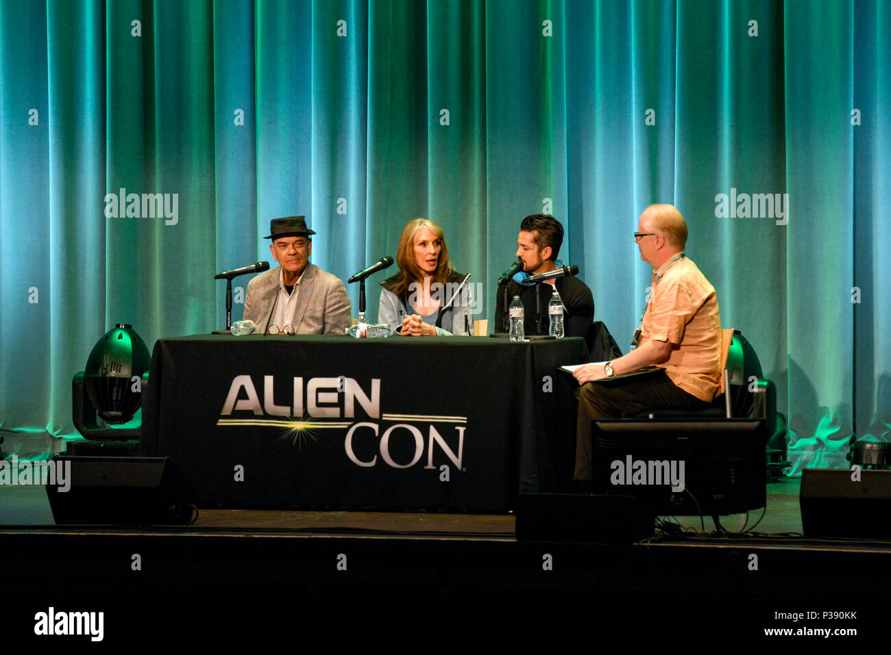 Pasadena, Kalifornien, Juni 16, 2018, Wanderung durch Star Trek Diskussion mit Gates McFadden, Robert Helmer, Jonathan Del Arco am AlienCon Tag 2. Credit: Ken Howard Bilder/Alamy leben Nachrichten Stockfoto