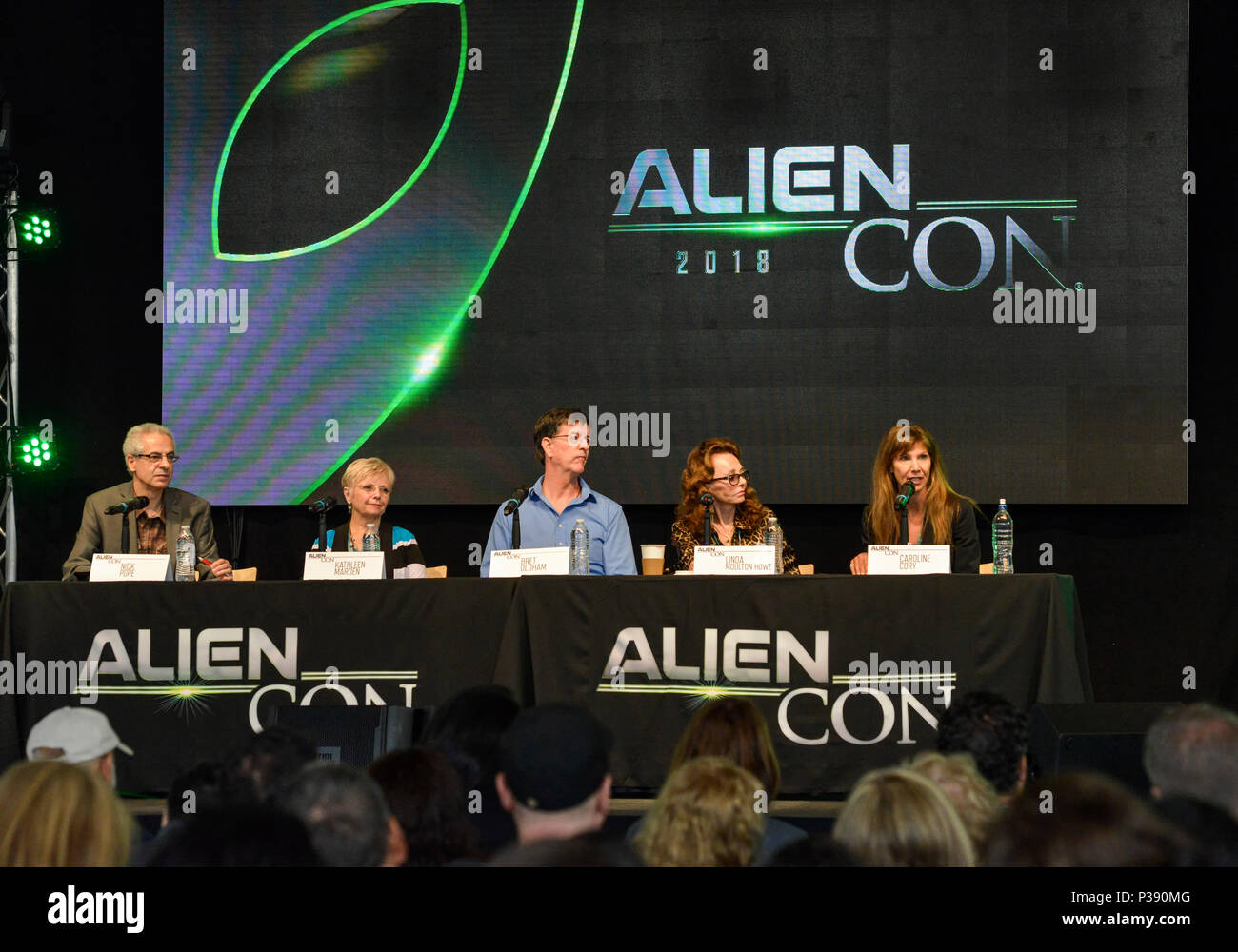 Pasadena, Kalifornien, 16. Juni 2018, eine Gruppe von Experten, Nick Pope, Kathleen Marden, Bret Oldham, Linda Moulton Howe und Caroline Cory halten eine Diskussion über Entführungen durch Außerirdische an AlienCon Tag 2. Credit: Ken Howard Bilder/Alamy leben Nachrichten Stockfoto