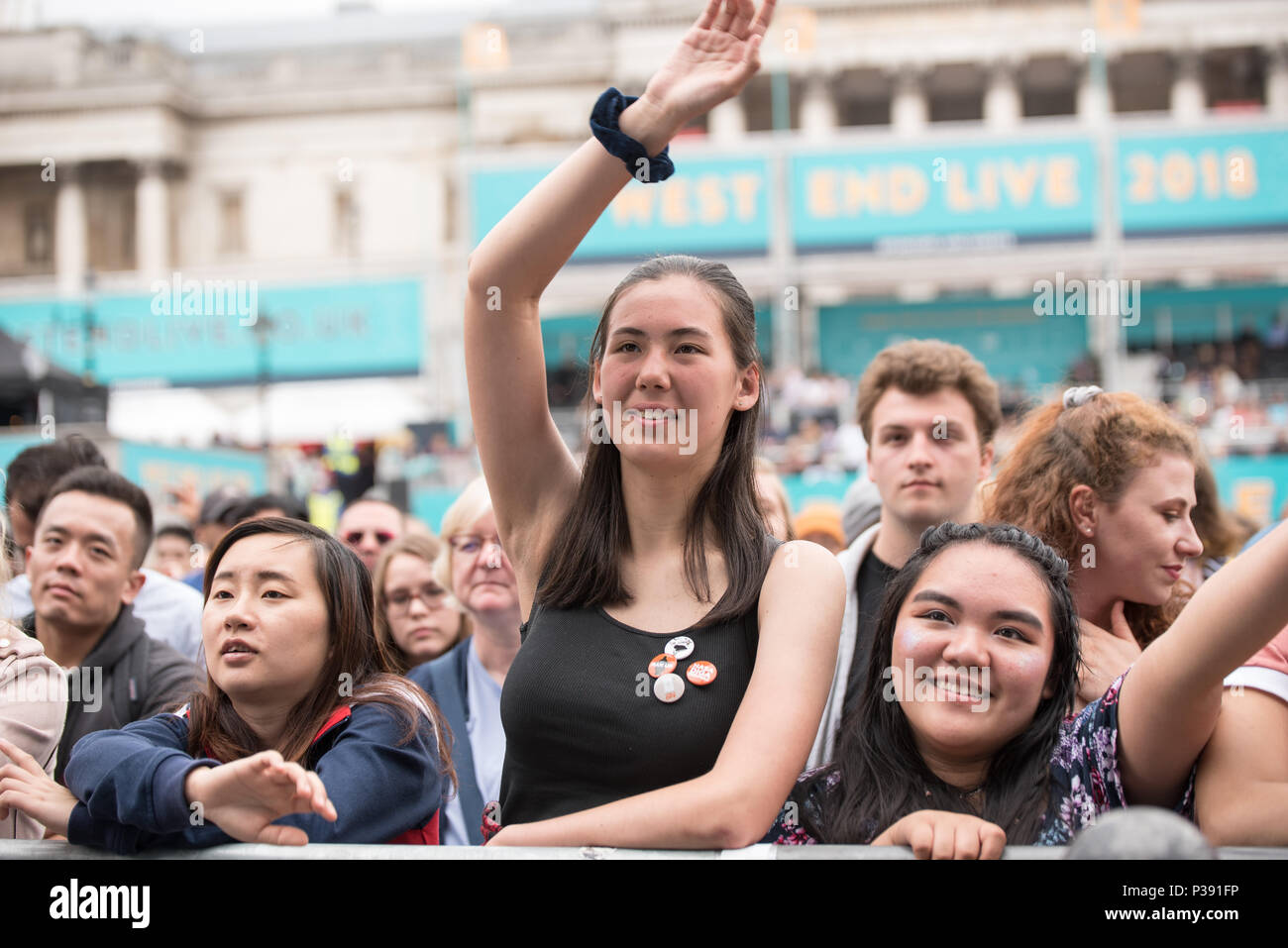 London, Großbritannien. 17 Jun, 2018. Tausende kümmert sich um live Auftritte bei West End Live schreien am 17. Juni 2018 auf dem Trafalgar Square in London. Credit: Siehe Li/Alamy leben Nachrichten Stockfoto