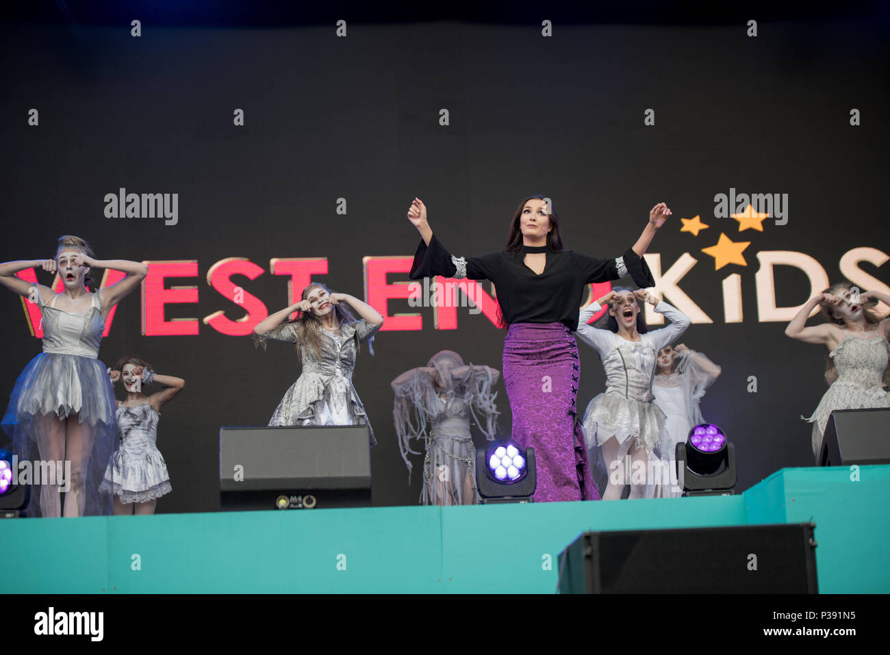 London, Großbritannien. 17 Jun, 2018. West End Kids auf der Bühne des West End Live am 17. Juni 2018 auf dem Trafalgar Square in London. Credit: Siehe Li/Alamy leben Nachrichten Stockfoto