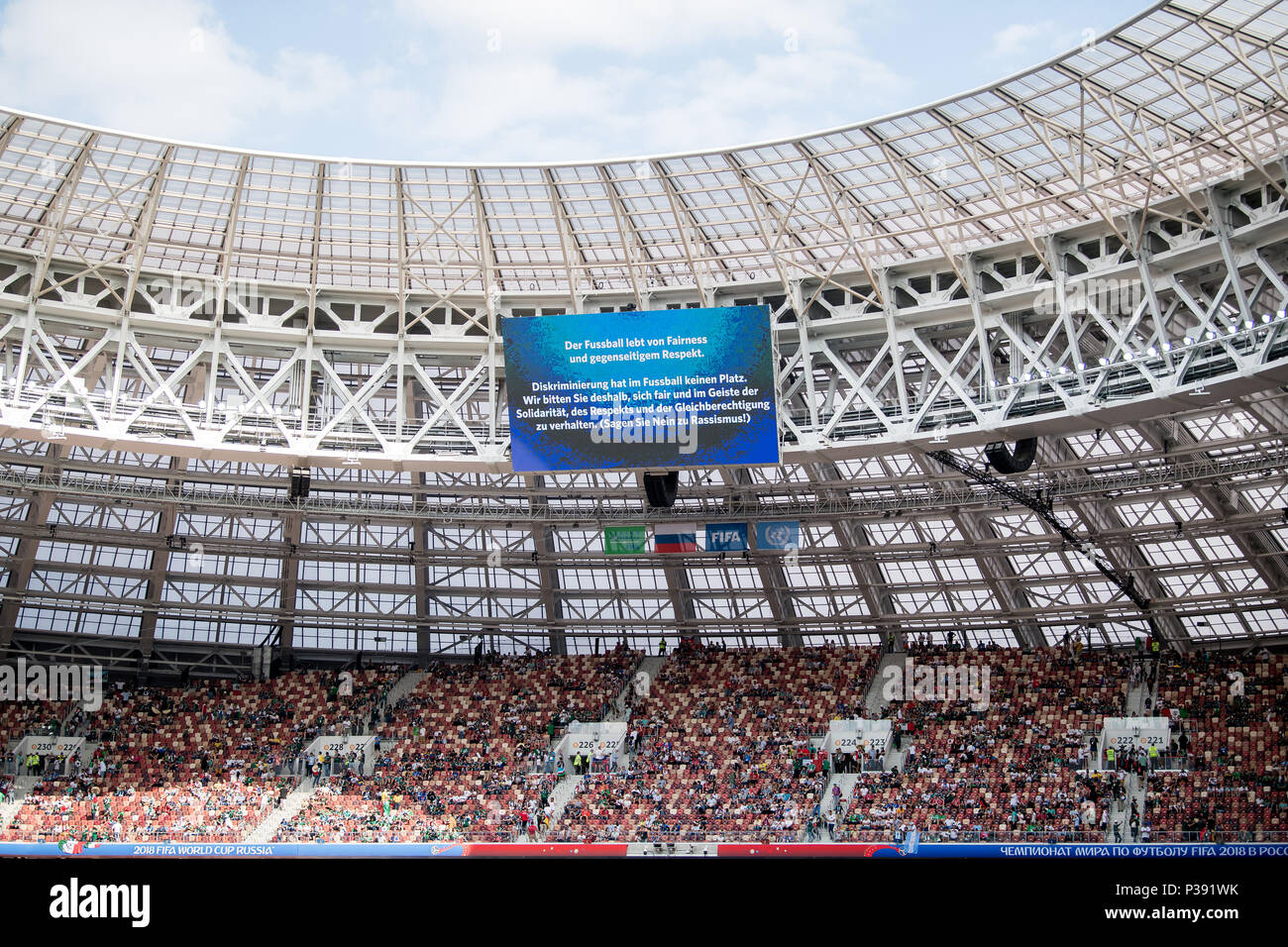 Moskau, Russland. 17 Juni, 2018. Auf der Anzeigetafel ist ein Hinweis für die Fans, dass Diskriminierung und Rassismus haben keinen Platz in der WM-Stadien GES/fussball/WM Russland 2018: Deutschland - Mexiko, 17.06.2018 GES/fussball/fussball/WM 2018 Russland: Deutschland gegen Mexiko, Moskau, 17. Juni 2018 | Verwendung der weltweiten Kredit: dpa/Alamy leben Nachrichten Stockfoto