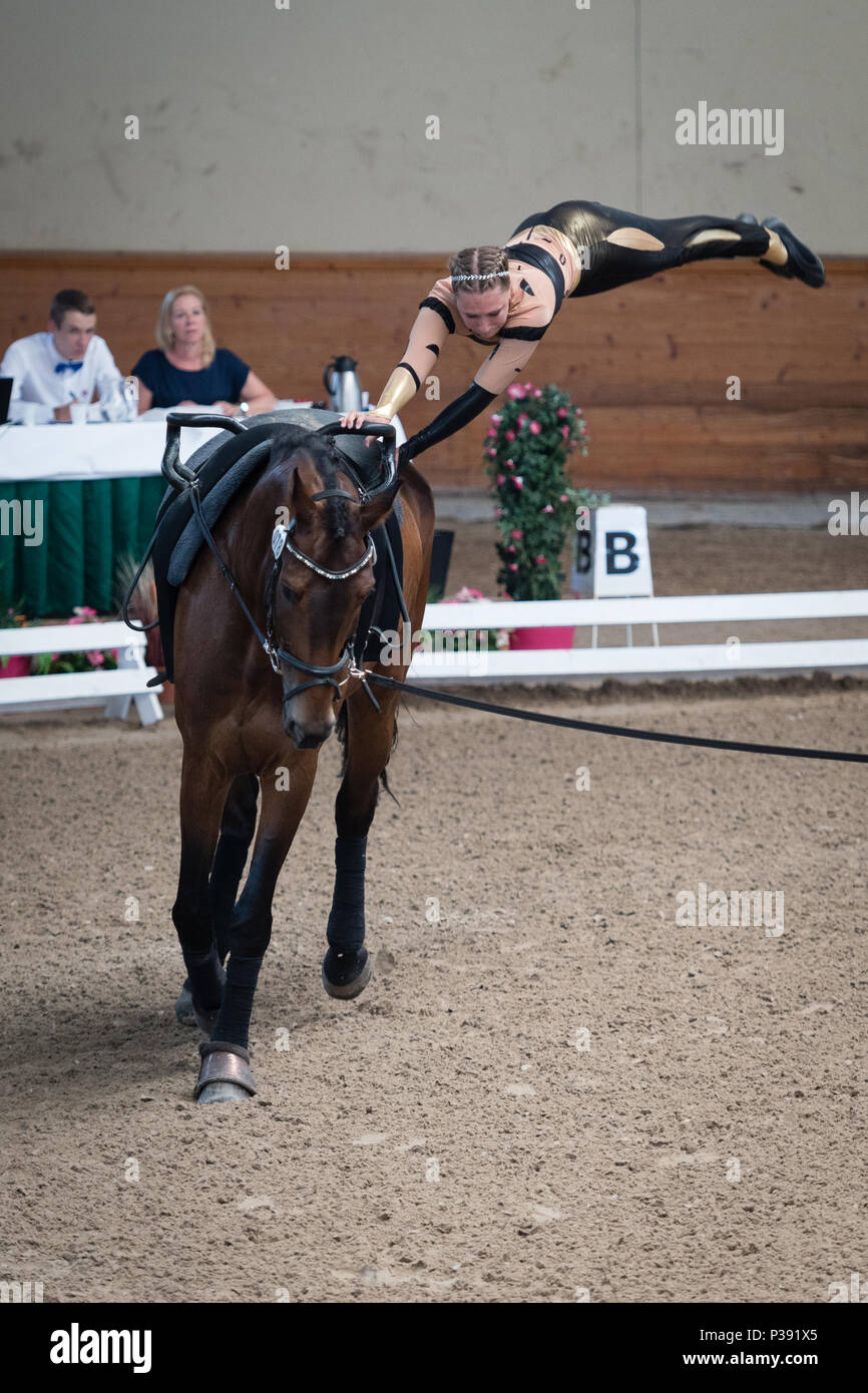 Pezinok, Slowakei. 18 Jun, 2018. Stefanie Hagele aus Deutschland in Aktion an Vaulting Wettbewerb am 18. Juni 2018 in Pezinok, Slowakei Credit: Lubos Paukeje/Alamy leben Nachrichten Stockfoto