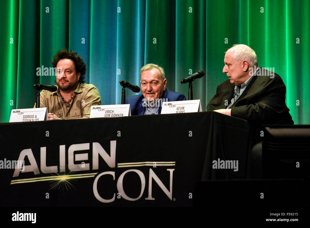 Pasadena, Kalifornien, 16. Juni 2018, feiern der Star der Antike Aliens Giorgio Tsoukalos und der Produzent Kevin Burns mit Erich von Daniken den 50. Jahrestag des Buches Chariots der Götter auf der AlienCon Day 2. Quelle: Ken Howard Images/Alamy Live News Stockfoto