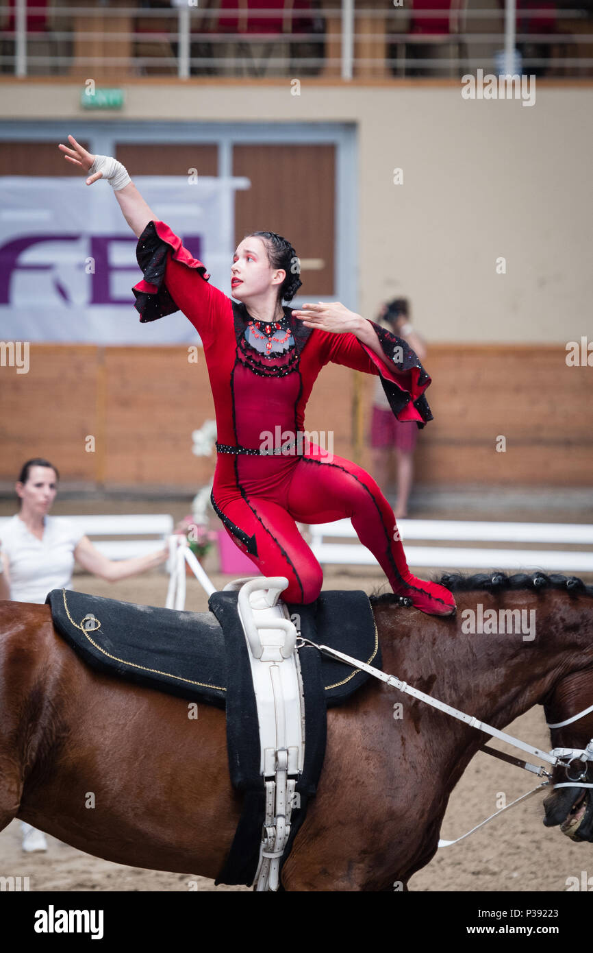 Pezinok, Slowakei. 18 Jun, 2018. Karina Doroshenko aus Russland in Aktion an Vaulting Wettbewerb am 18. Juni 2018 in Pezinok, Slowakei Credit: Lubos Paukeje/Alamy leben Nachrichten Stockfoto