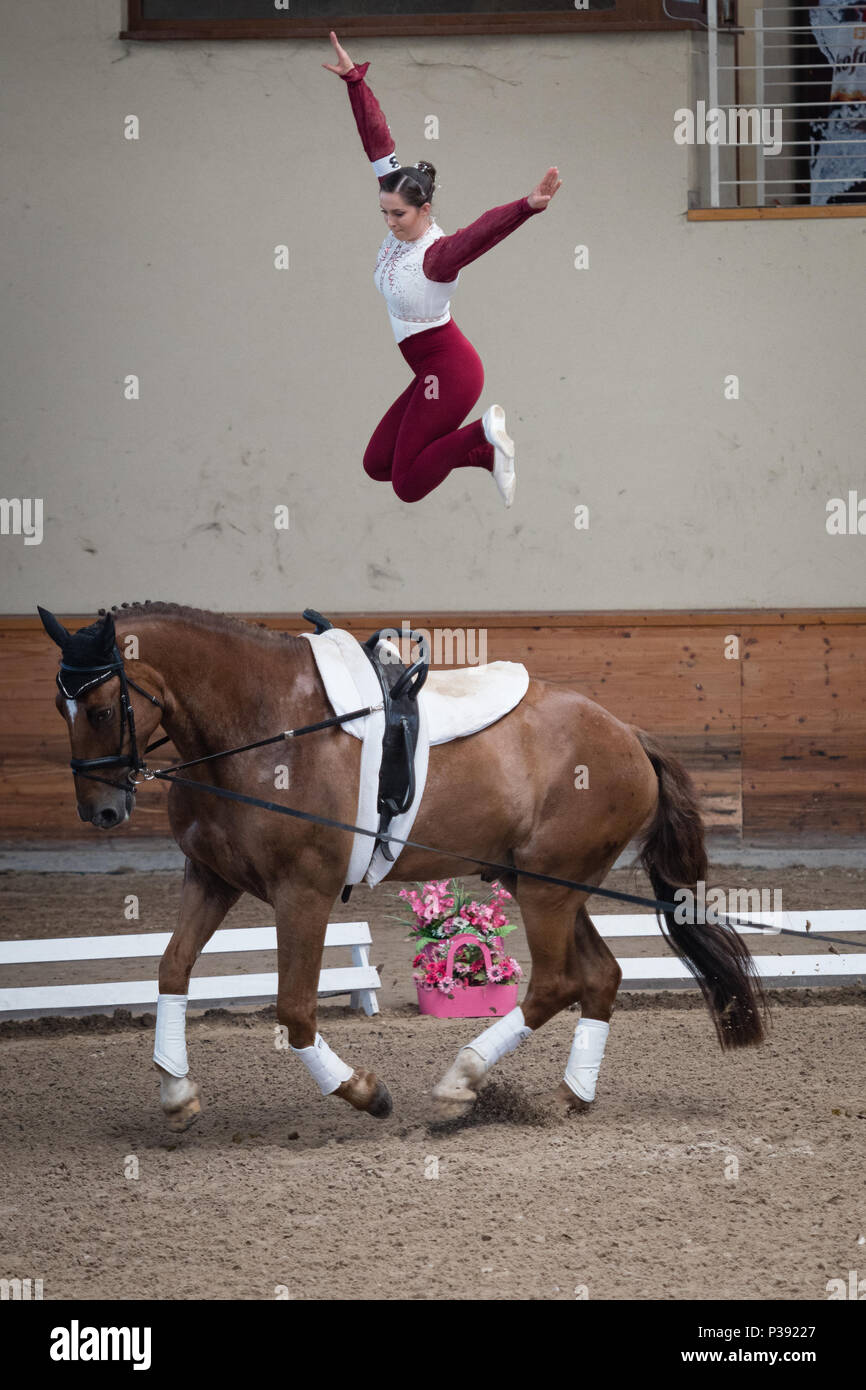 Pezinok, Slowakei. 18 Jun, 2018. Rebecca Norval aus Großbritannien in der Tätigkeit am Gewölbe Wettbewerb am 18. Juni 2018 in Pezinok, Slowakei Credit: Lubos Paukeje/Alamy leben Nachrichten Stockfoto