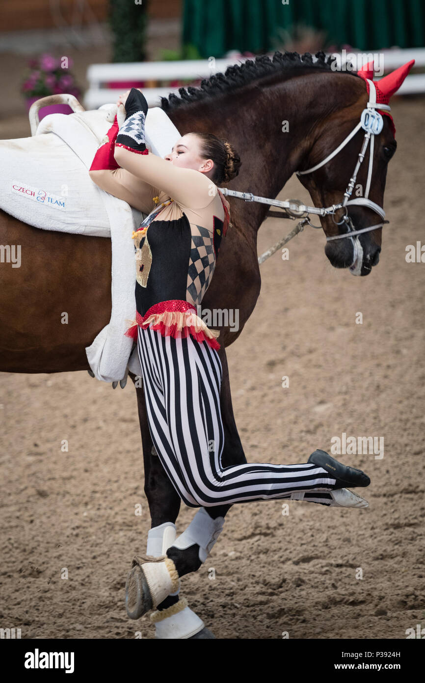 Pezinok, Slowakei. 18 Jun, 2018. Katerina Kocurova aus der Tschechischen Republik in der Tätigkeit am Gewölbe Wettbewerb am 18. Juni 2018 in Pezinok, Slowakei Credit: Lubos Paukeje/Alamy leben Nachrichten Stockfoto