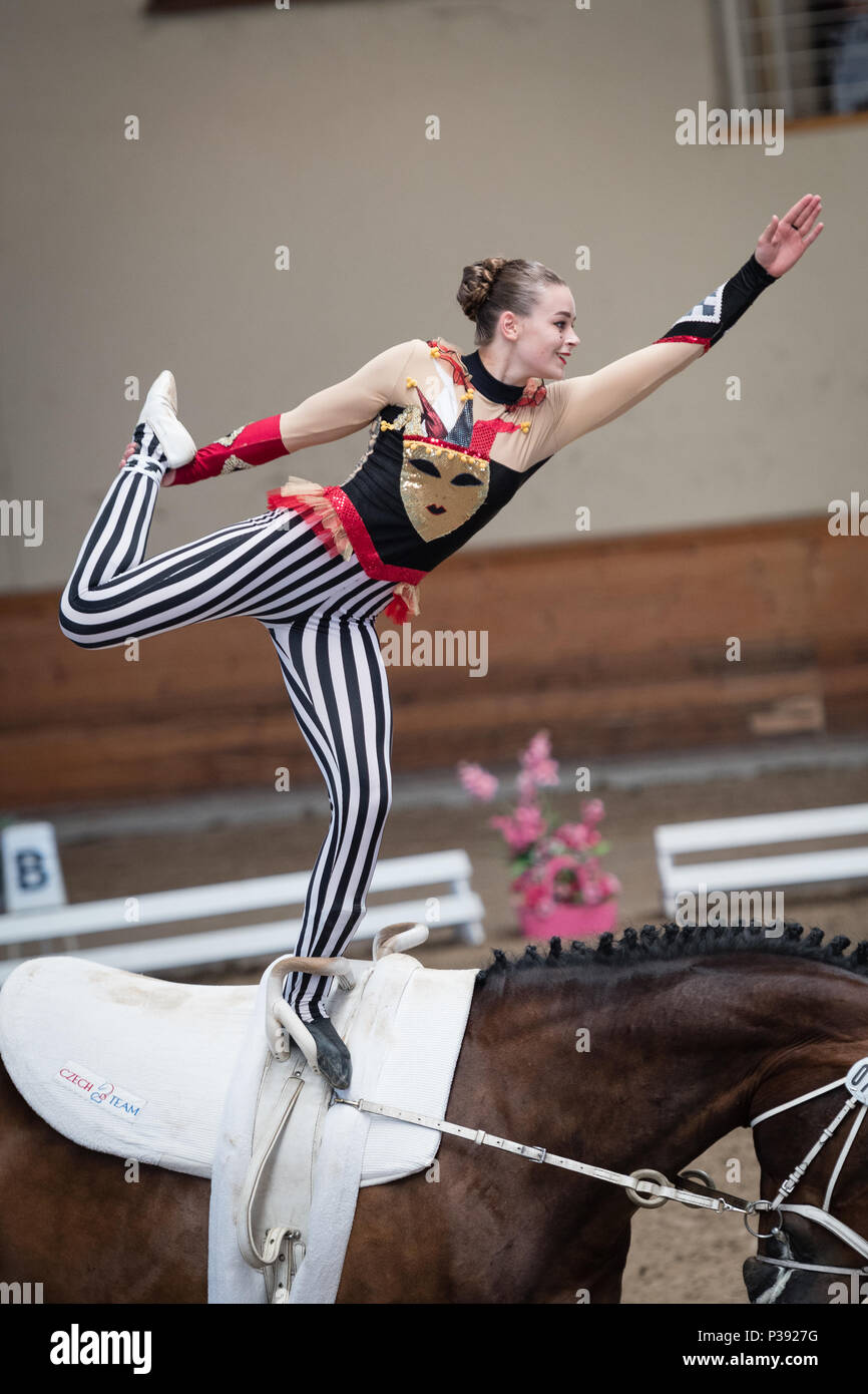 Pezinok, Slowakei. 18 Jun, 2018. Katerina Kocurova aus der Tschechischen Republik in der Tätigkeit am Gewölbe Wettbewerb am 18. Juni 2018 in Pezinok, Slowakei Credit: Lubos Paukeje/Alamy leben Nachrichten Stockfoto