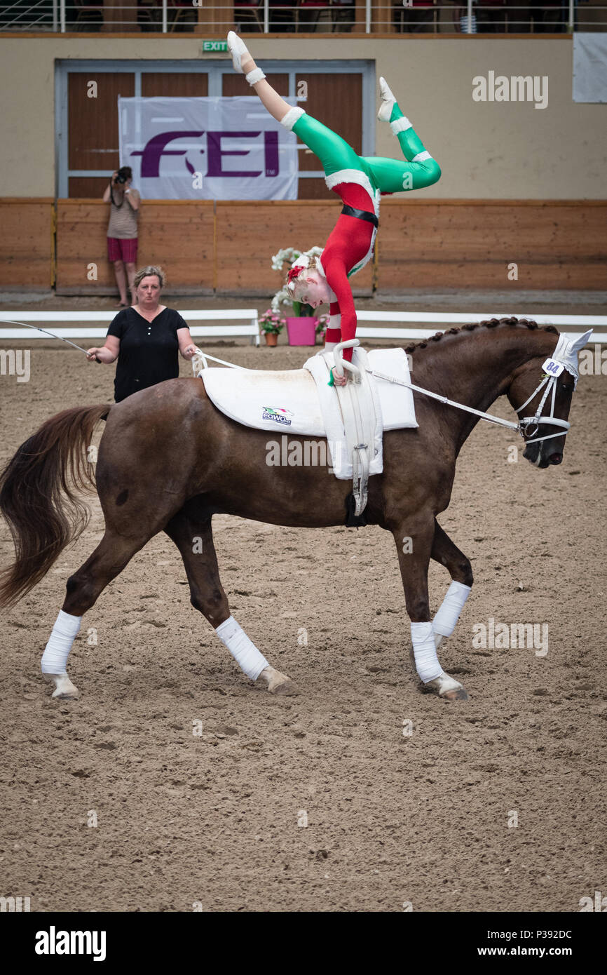 Pezinok, Slowakei. 18 Jun, 2018. Lena Birkenau aus Österreich in Aktion an Vaulting Wettbewerb am 18. Juni 2018 in Pezinok, Slowakei Credit: Lubos Paukeje/Alamy leben Nachrichten Stockfoto