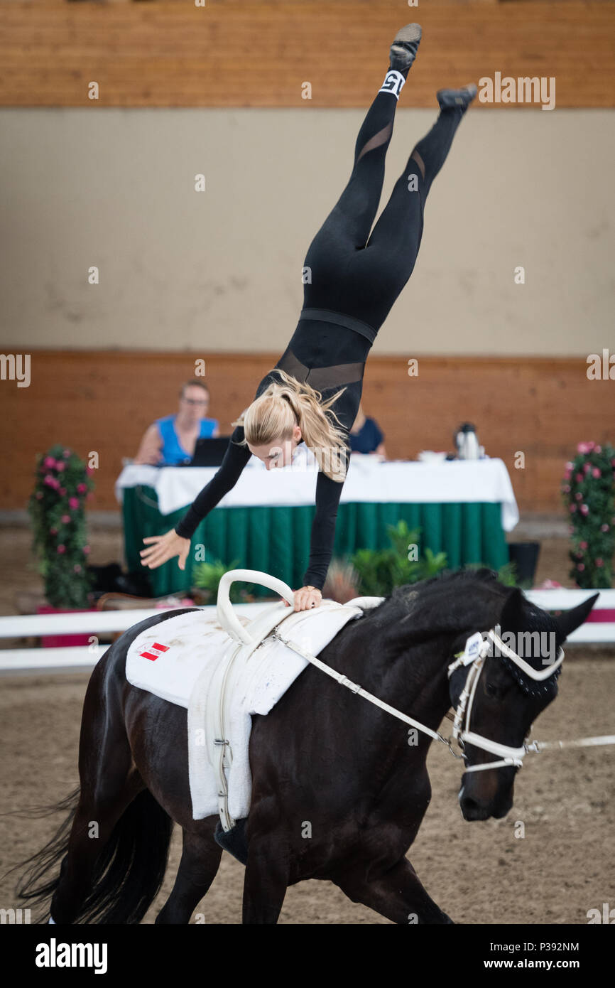 Pezinok, Slowakei. 18 Jun, 2018. Katharina Luschin aus Österreich in Aktion an Vaulting Wettbewerb am 18. Juni 2018 in Pezinok, Slowakei Credit: Lubos Paukeje/Alamy leben Nachrichten Stockfoto