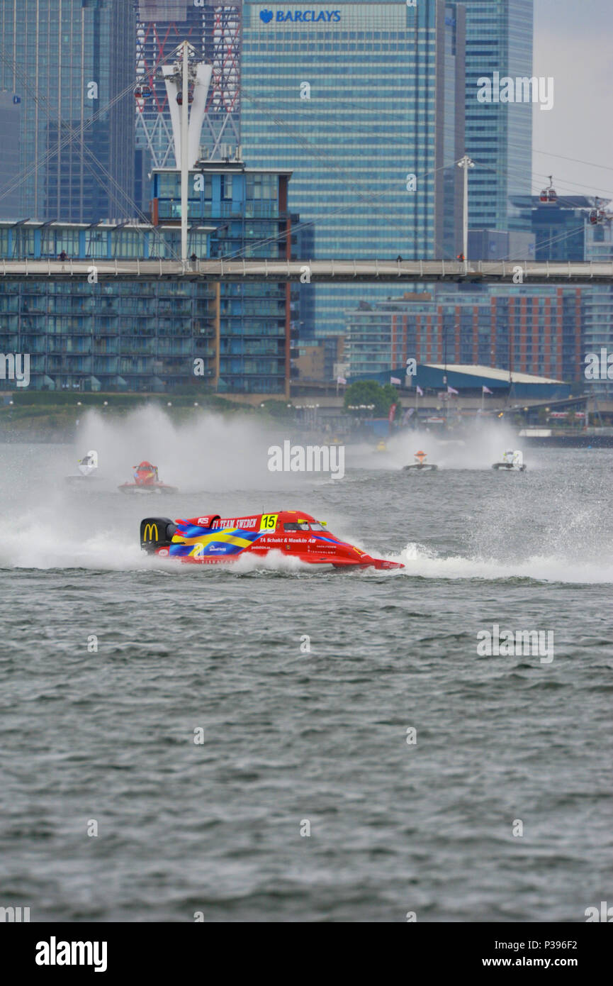 London, Großbritannien. 17 Juni, 2018. Erik Edin (SWE, Team Schweden) Kurven hart während der UIM F1 H2O London Grand Prix, Teil der UIM F1 H2O Weltmeisterschaft am Royal Victoria Dock, London, UK. Die Steuereinheit UIM F1 H2O World Championship ist eine Serie von internationalen Motorbootrennen Veranstaltungen, Einsitzer, geschlossenen Cockpit, Katamarane, die Rennen um eine küstennahe Stromkreis von rund 2 km mit Geschwindigkeiten von bis zu 136 mph/220 km/h. Quelle: Michael Preston/Alamy leben Nachrichten Stockfoto