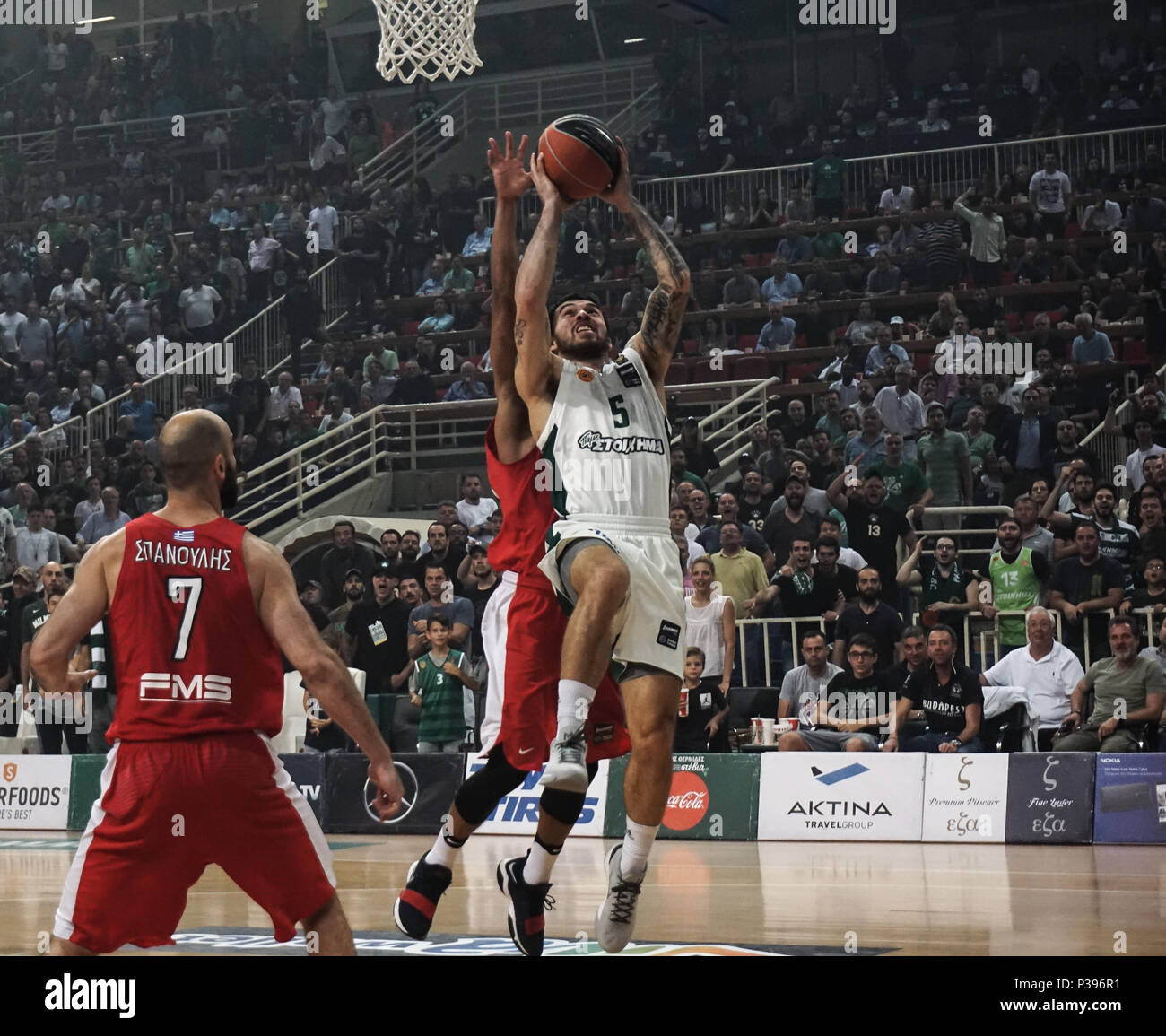 Mike James (R) von Panathinaikos superfoods während der griechischen Basketball League Spiel zwischen Panathinaikos und Olympiakos Piräus BC. (Endstand 84-70) Stockfoto