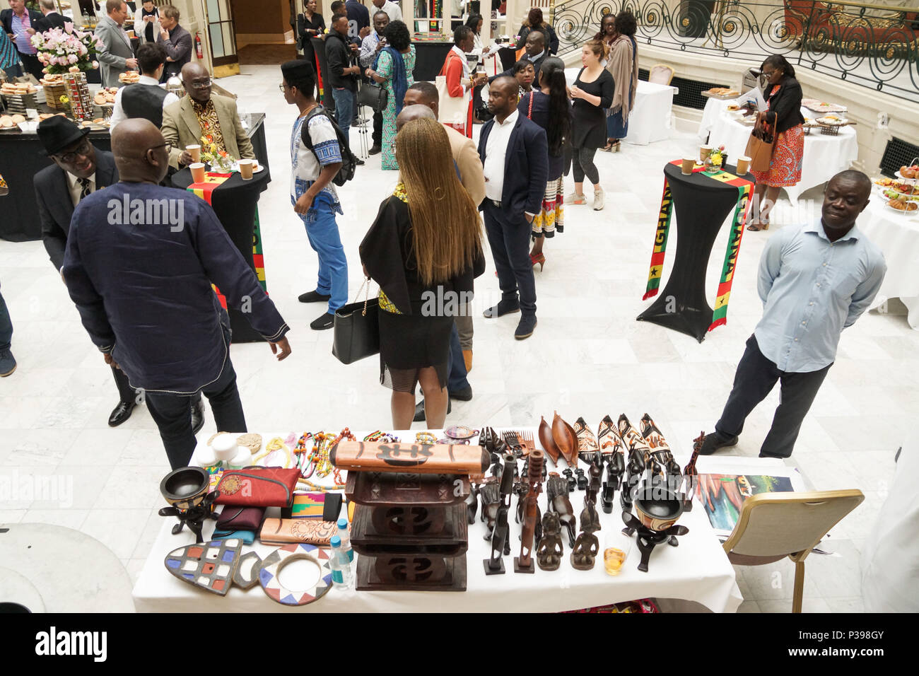 London, Großbritannien. 18. Juni 2018. London, England. Bollie und Ghana Wiyaala singen Loblieder auf Tourismus-Gipfel. Ghana Tourism Authority UK Gipfel mit SEINER EXZELLENZ Paapa Owusu Ankomah, Ghana Hochkommissar in Großbritannien, oberen westlichen Region sonstress Wiyaala, Bollie ohne Reggie und Dentaa Amaoteng nehmen an den Gipfel in The Waldorf Hilton Aldwych, London. © Peter Hogan/Alamy leben Nachrichten Stockfoto