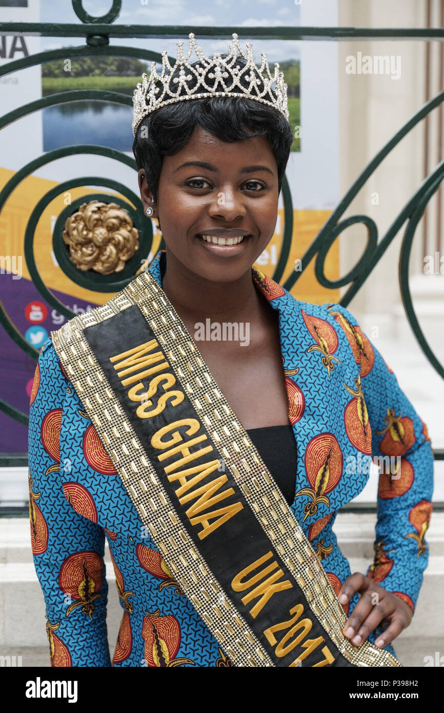 London, Großbritannien. 18. Juni 2018. London, England. Miss Ghana GROSSBRITANNIEN, Sabina und AwuniBollie Wiyaala singen Ghana Loblieder auf Tourismus-Gipfel. Ghana Tourism Authority UK Gipfel mit SEINER EXZELLENZ Paapa Owusu Ankomah, Ghana Hochkommissar in Großbritannien, oberen westlichen Region sonstress Wiyaala, Bollie ohne Reggie und Dentaa Amaoteng nehmen an den Gipfel in The Waldorf Hilton Aldwych, London. © Peter Hogan/Alamy leben Nachrichten Stockfoto