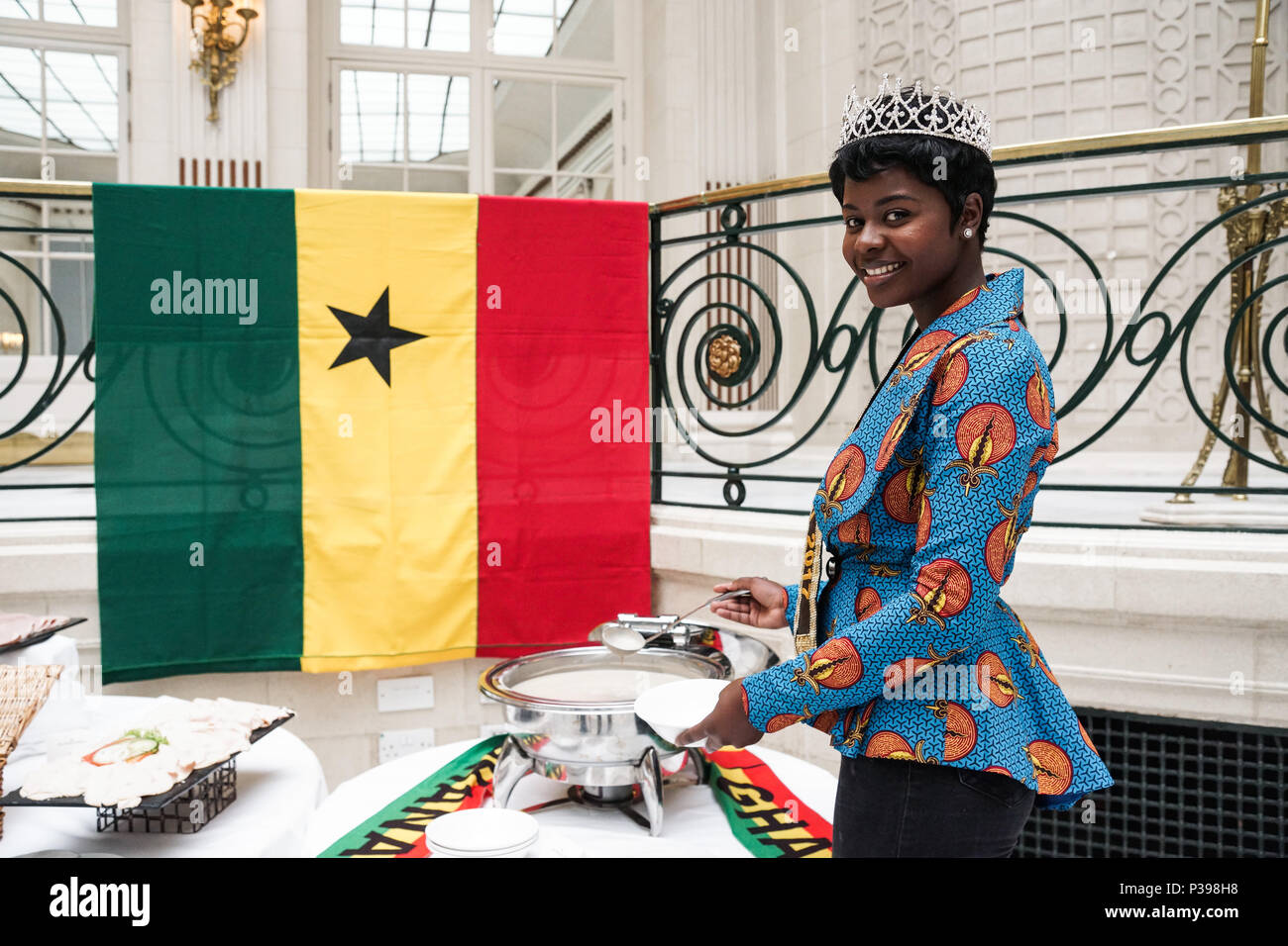 London, Großbritannien. 18. Juni 2018. London, England. Miss Ghana GROSSBRITANNIEN, Sabina und AwuniBollie Wiyaala singen Ghana Loblieder auf Tourismus-Gipfel. Ghana Tourism Authority UK Gipfel mit SEINER EXZELLENZ Paapa Owusu Ankomah, Ghana Hochkommissar in Großbritannien, oberen westlichen Region sonstress Wiyaala, Bollie ohne Reggie und Dentaa Amaoteng nehmen an den Gipfel in The Waldorf Hilton Aldwych, London. © Peter Hogan/Alamy leben Nachrichten Stockfoto