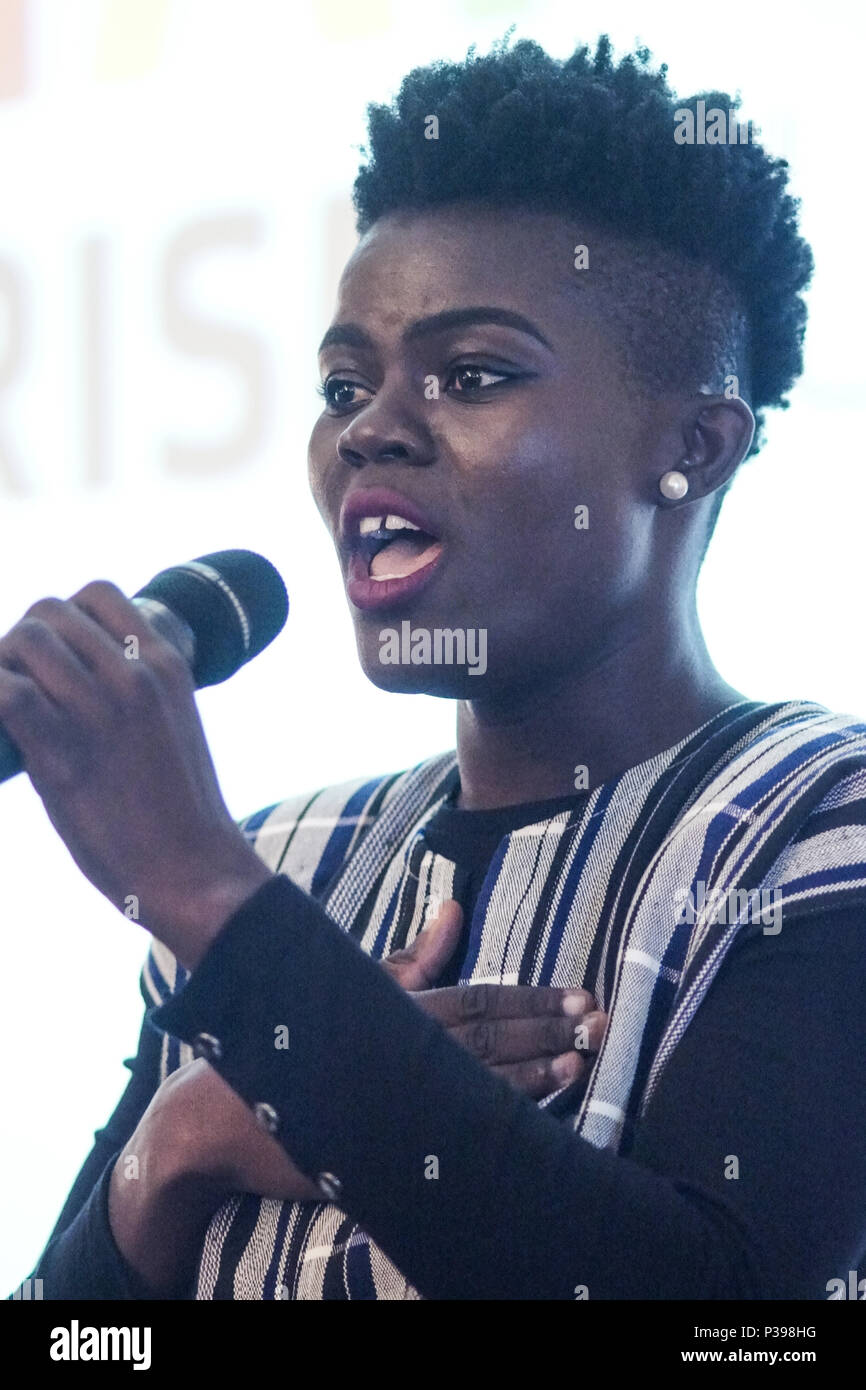 London, Großbritannien. 18. Juni 2018. London, England. Wiyaala singt die Nationalhymne. Bollie und Ghana Wiyaala singen Loblieder auf Tourismus-Gipfel. Ghana Tourism Authority UK Gipfel mit SEINER EXZELLENZ Paapa Owusu Ankomah, Ghana Hochkommissar in Großbritannien, oberen westlichen Region sonstress Wiyaala, Bollie ohne Reggie und Dentaa Amaoteng nehmen an den Gipfel in The Waldorf Hilton Aldwych, London. © Peter Hogan/Alamy leben Nachrichten Stockfoto