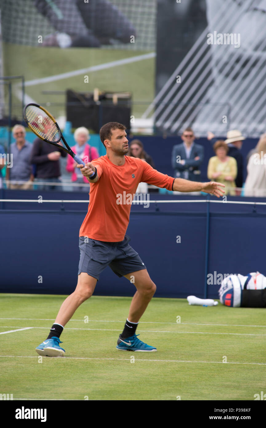 Die Queen's Club, London, Großbritannien. 18 Juni, 2018. Grigor Dimitrov (BUL) Gesätes 6, morgens in einer Übungsstunde am 1. Tag des Grases Court Tennis Meisterschaften, ein Vorspiel zu Wimbledon. Credit: Malcolm Park/Alamy Leben Nachrichten. Stockfoto