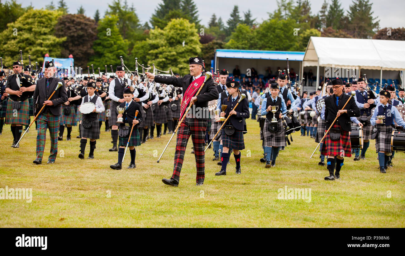 Aberdeen, Schottland - Juni 17, 2018: Geballte Pipe Bands März auf das Feld in der Highland Games im hazlehead Park, Aberdeen, Schottland. Credit: AC Images/Alamy leben Nachrichten Stockfoto