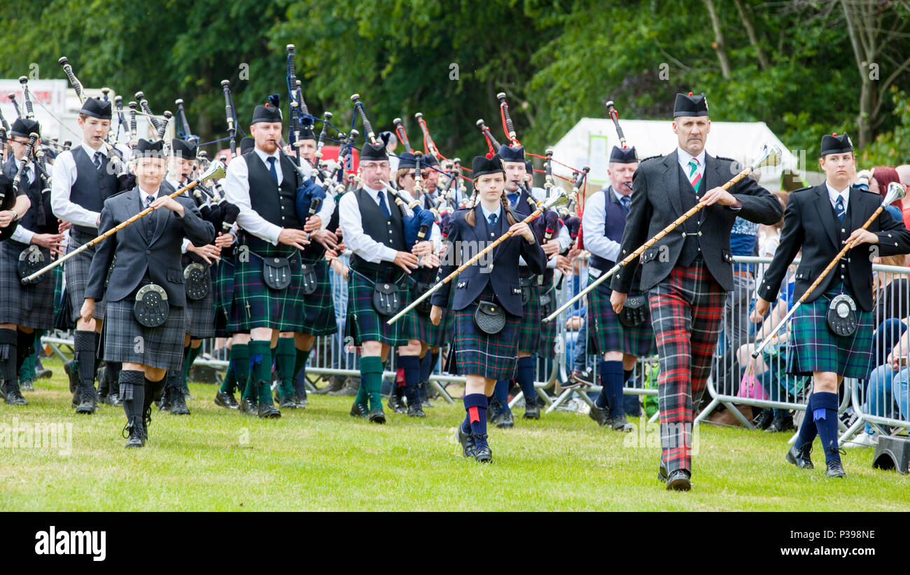 Aberdeen, Schottland - Juni 17, 2018: Geballte Pipe Bands März auf das Feld in der Highland Games im hazlehead Park, Aberdeen, Schottland. Credit: AC Images/Alamy leben Nachrichten Stockfoto