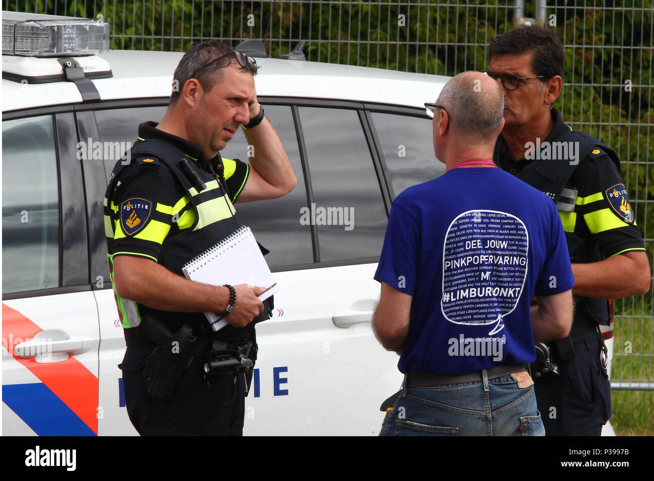 18 Juni 2018, Landgraaf, Niederlande: Polizei sprechen, um Passanten. Nach dem großen Musikfestival "pinkpop" die Lage der schrecklichen Szene wurde von einem Kleinbus in einer Gruppe von Konzertbesuchern. Foto:Ralf Roeger dmp/Presse/dpa Stockfoto
