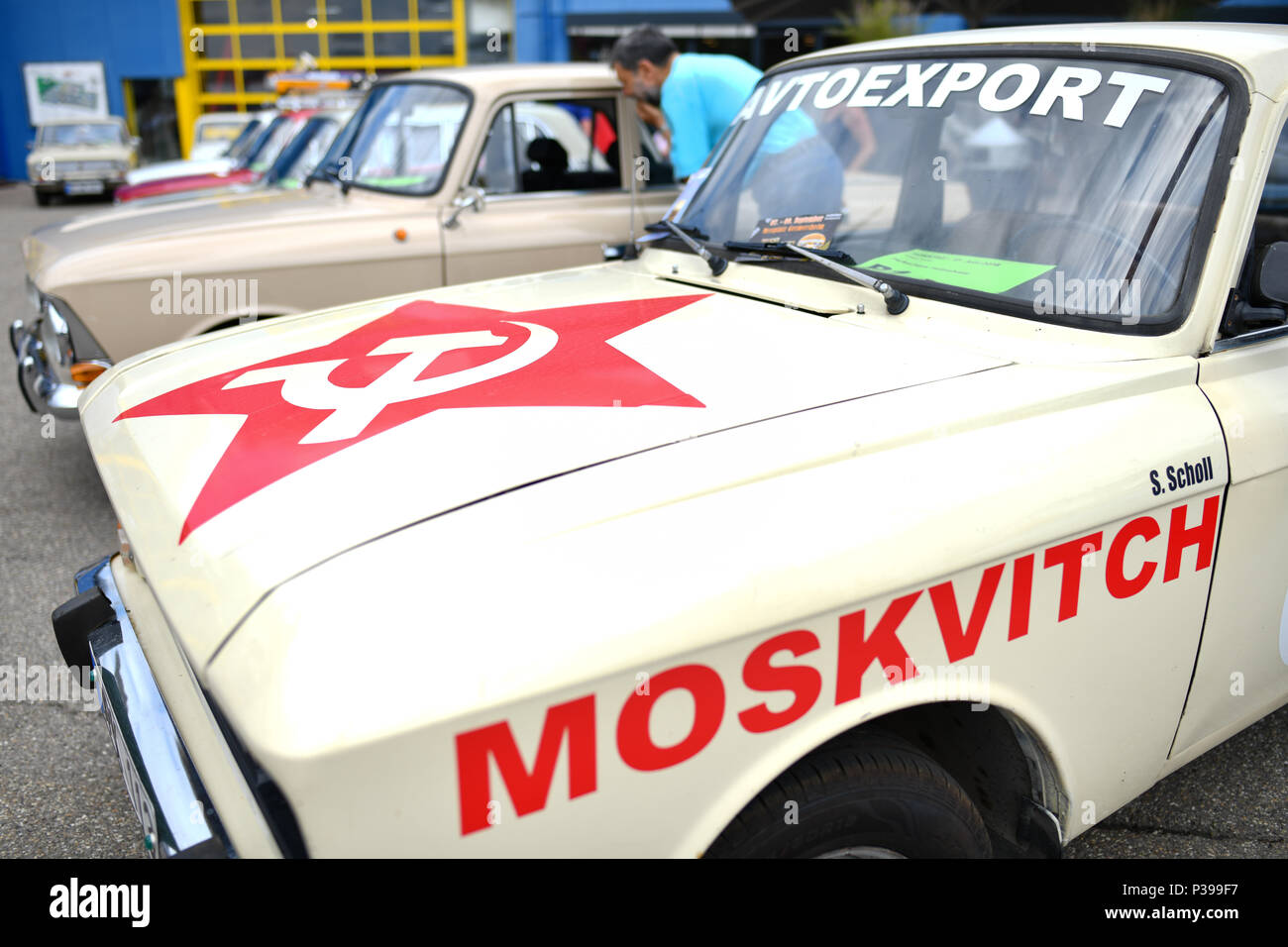 17 Juni 2018, Sinsheim, Deutschland: ein Auto der Marke "oskovitch" mit Hammer und Kreislauf auf die Haube lackiert gesehen während der "Ostalgie" (Lit. "Osten Nostalgie') treffen. Alle Fahrzeuge können teilnehmen, die vor 1990 in den ehemaligen sowjetischen Staaten gebaut wurden. Foto: Uwe Anspach/dpa Stockfoto