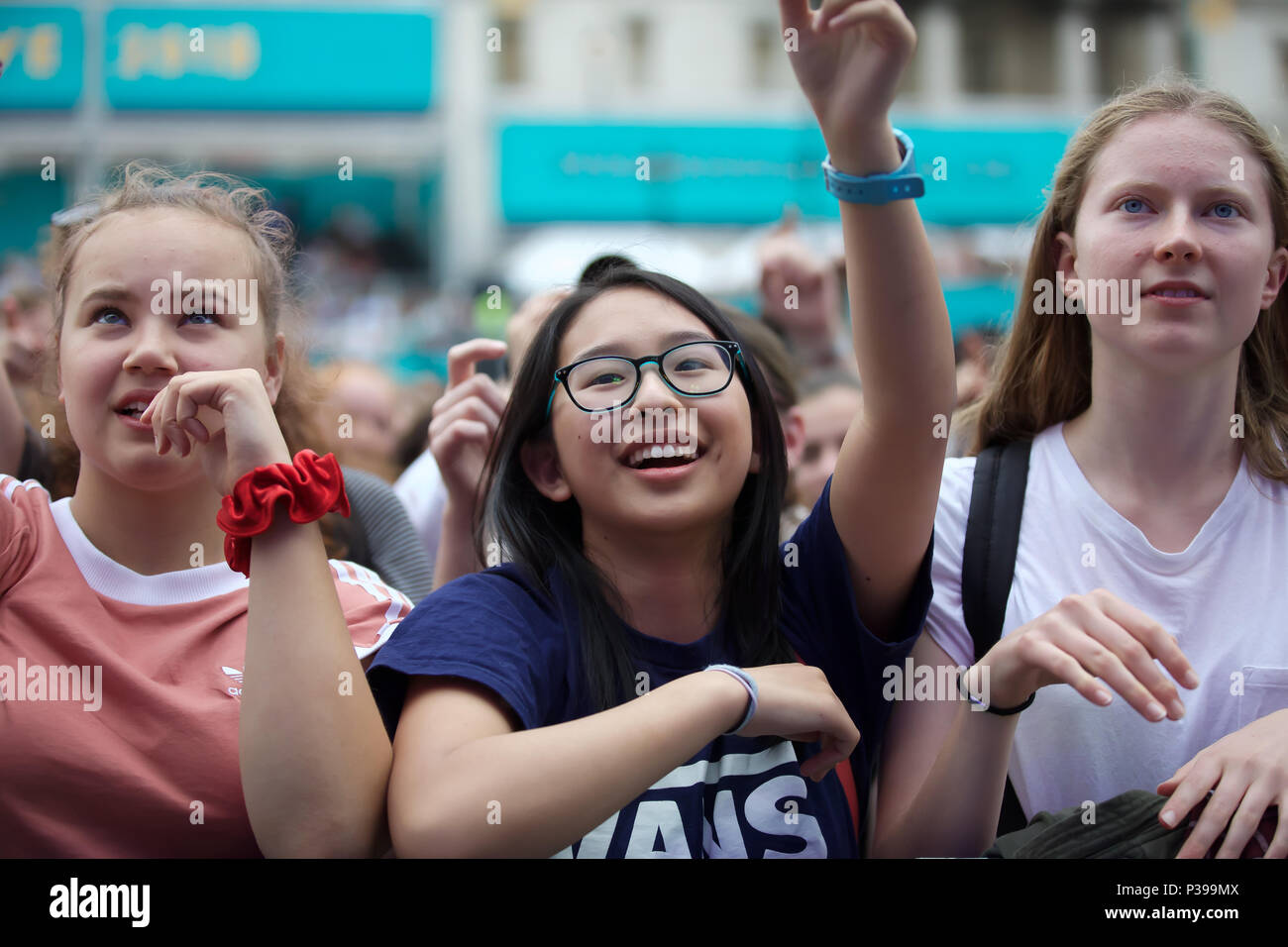 London, Großbritannien, 17. Juni 2018, West End Live erfolgt in den Trafalgar Square, die jetzt in seinem vierzehnten Jahr die Show bietet Aufführungen von Londons berühmtesten Musicals auf der Bühne wie Matilda, Thriller Live und Tina Turner das Musical. Ein Publikum von Tausenden sammeln zu hören und gemeinsam zu allen Aufführungen singen. Credit: Keith Larby/Alamy leben Nachrichten Stockfoto