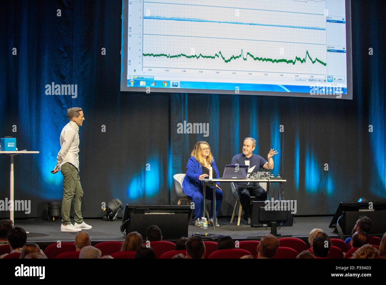 Cannes, Frankreich, 18. Juni 2018, von rechts David Arnold, mehrfach preisgekrönte britische Film- und TV-Komponist, Sophie Scott - der Professor und Ollie Deane der Anzug nehmen an der Cannes Lions - Internationales Festival der Kreativität © ifnm/Alamy Live News Credit: Ifnm Press/Alamy leben Nachrichten Stockfoto