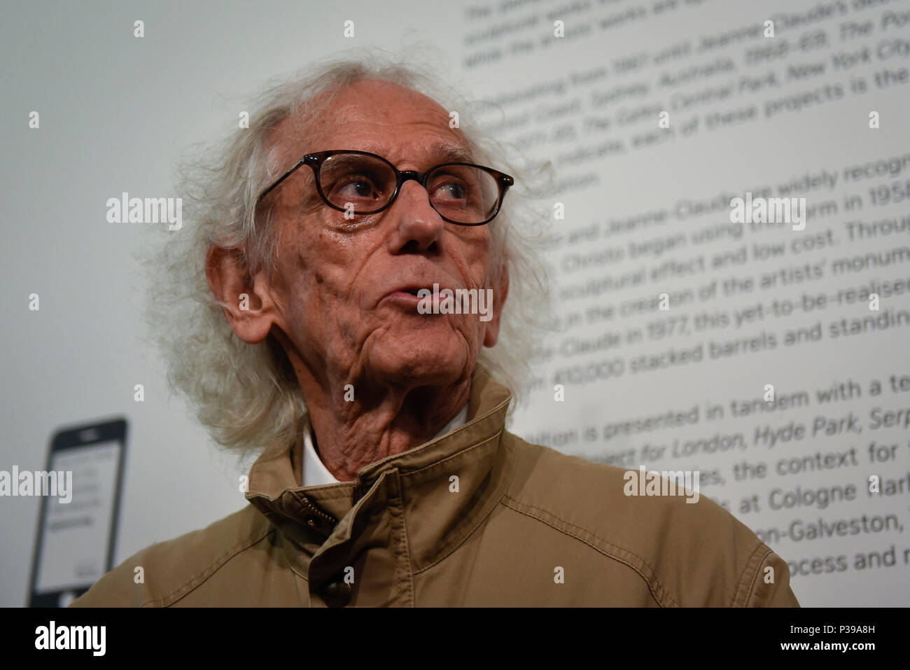 London, Großbritannien. 18. Juni 2018. Künstler Christo auf der offiziellen Enthüllung des London Mastaba von Christo und Jeanne-Claude. Bestehend aus 7,506 horizontal gestapelt farbige Fässer, in den Farben rot, blau, lila und weiß, auf einer schwimmenden Plattform gesichert, es ist Christo's Erste öffentliche Arbeiten im Freien im Vereinigten Königreich. Die geometrische Form ist inspiriert von den Alten mastabas aus Mesopotamien und wird auf dem Display vom 18. Juni bis 21. September 2018. Credit: Stephen Chung/Alamy leben Nachrichten Stockfoto