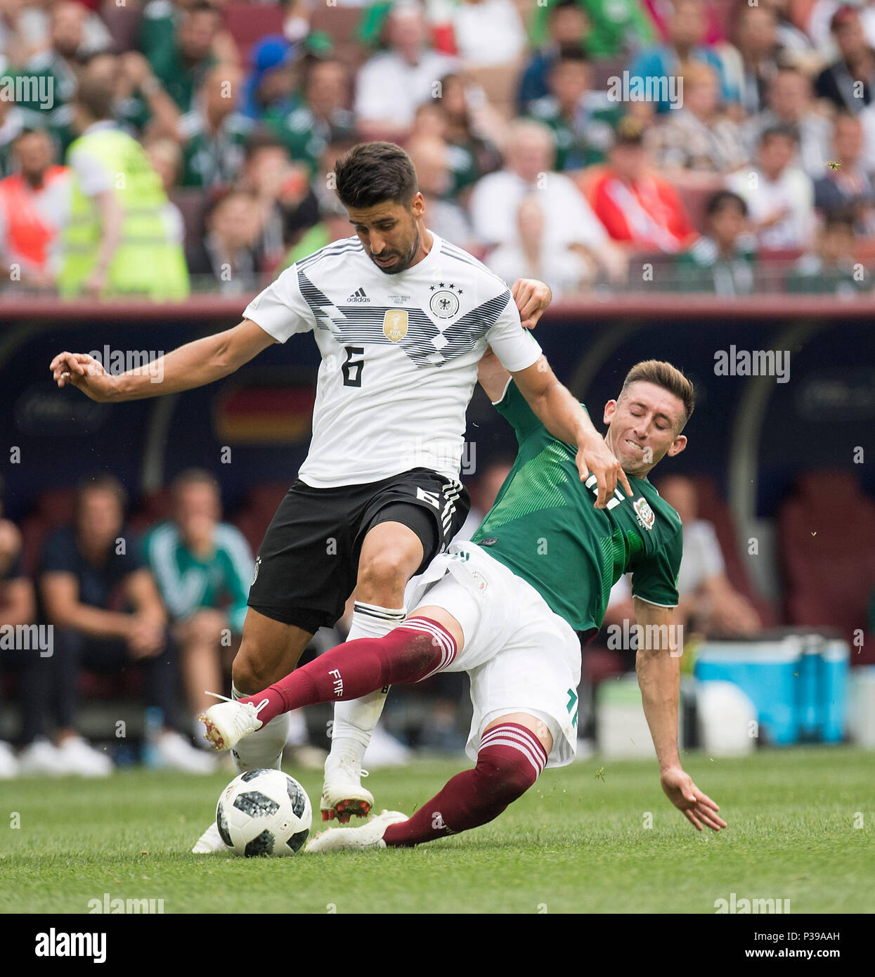 Moskau, Russland. 17 Juni, 2018. Sami Khedira l. (GER) in Duellen gegen Hector HERRERA (MEX), Aktion, Deutschland (GER) - Mexiko (MEX), vorläufige Gruppe F, Spiel 11, am 17.06.2018 in Moskau, Fussball-WM 2018 in Russland vom 14.06. - 15.07.2018. | Verwendung der weltweiten Kredit: dpa/Alamy leben Nachrichten Stockfoto