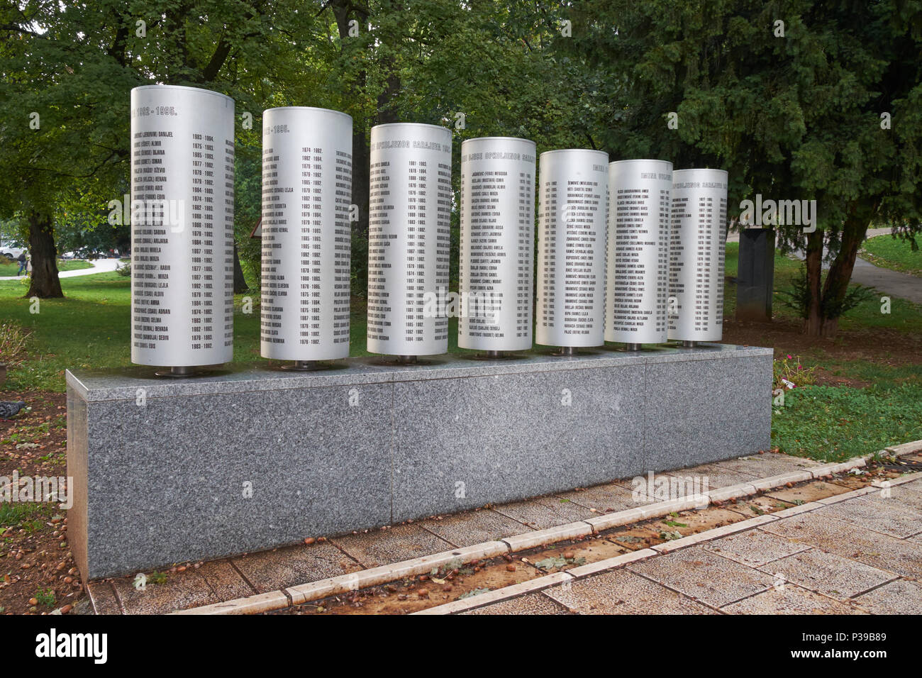 Sockel mit den Namen der 521 Kinder, die während der Belagerung von Sarajevo 1992-1996 getötet. 2128 (große) Park, Sarajevo, Bosnien und Herzegowina. Stockfoto