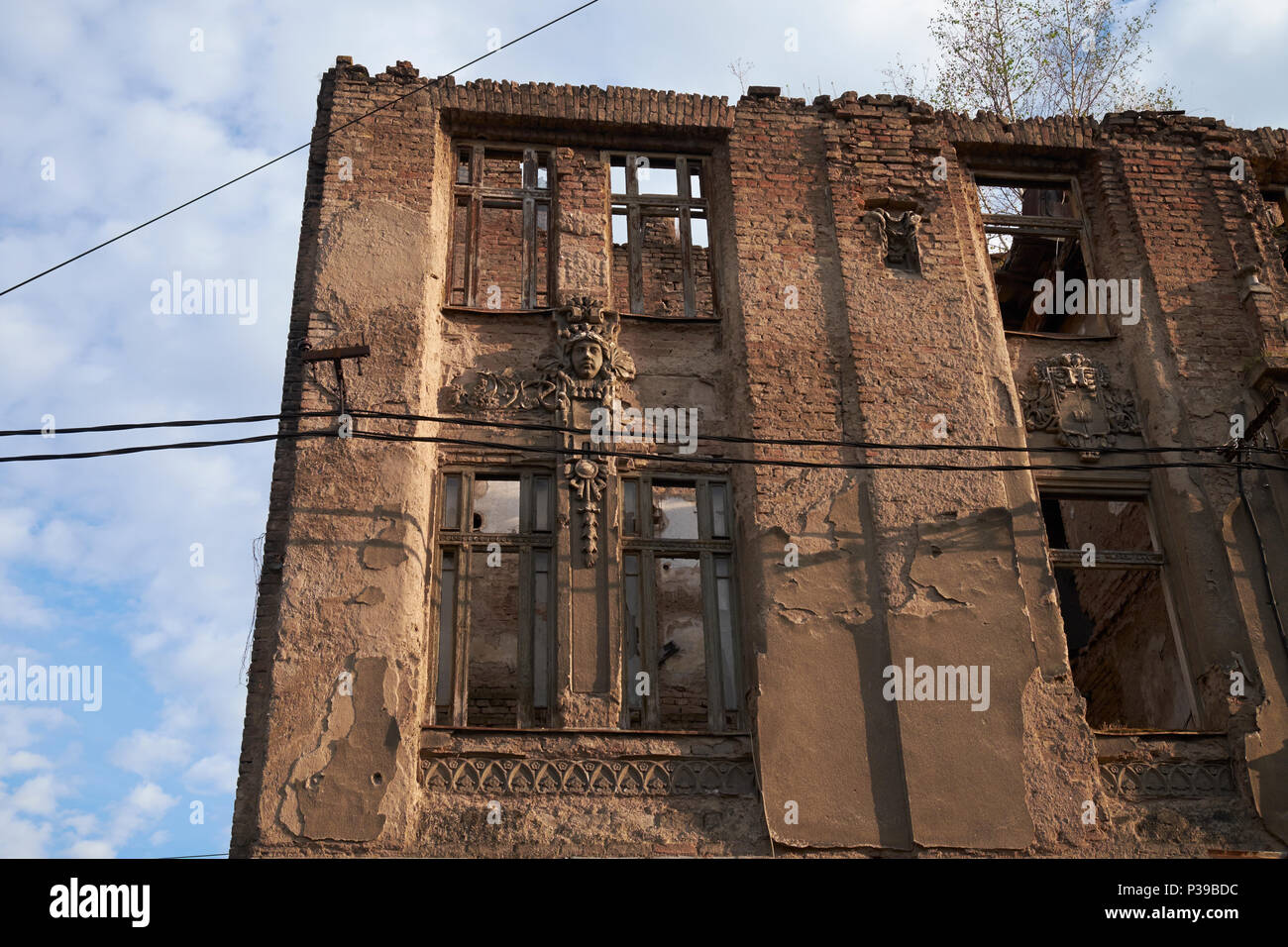 Gebäude während der Belagerung von Sarajevo, Bosnien und Herzegowina, Europa beschädigt. Wie viele andere auch. Es ist das Thema einer lang andauernden Eigentum Streit. Stockfoto