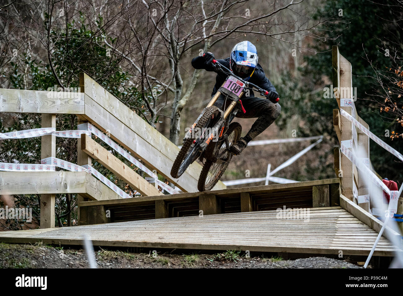 Professionelle Downhill Mountain Biker Tahnee Seagrave konkurrieren in der British National Downhill Serie, Cwmcarn, Wales. Stockfoto