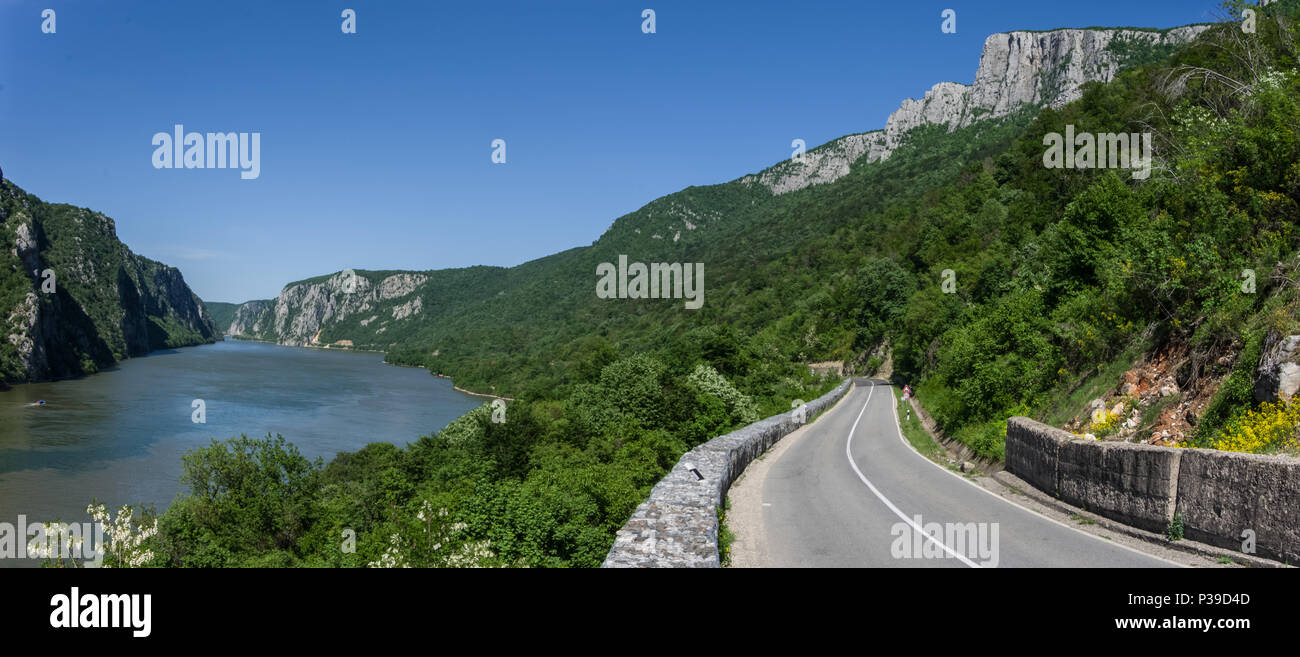 Donau Grenze Zwischen Rumanien Und Serbien Landschaft In Der Donau Schluchten Die Schmalste Stelle Der Schlucht Auf Der Donau Zwischen Serbien Und Rumanien Als Stockfotografie Alamy