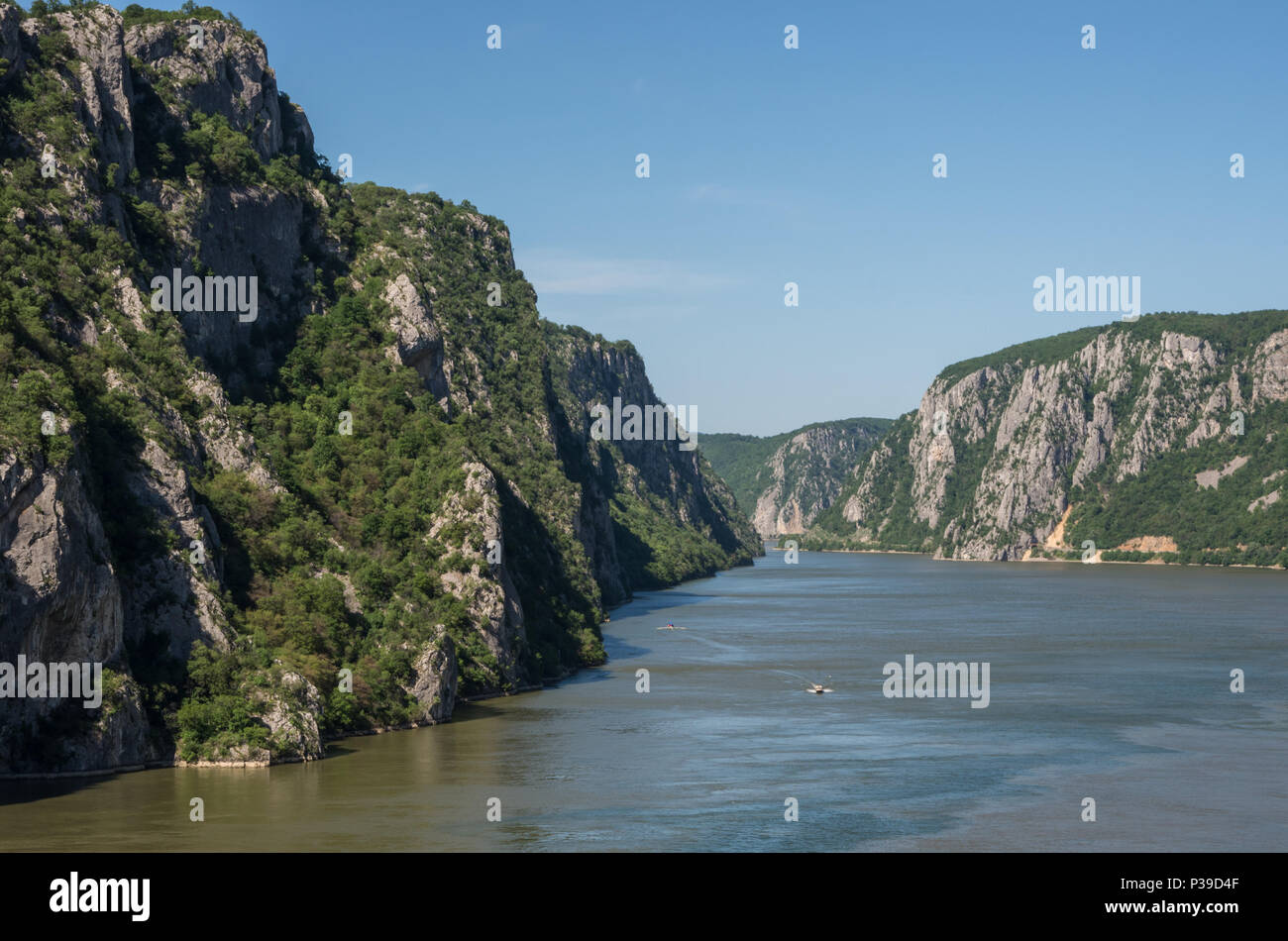 Donau Grenze Zwischen Rumanien Und Serbien Landschaft In Der Donau Schluchten Die Schmalste Stelle Der Schlucht Auf Der Donau Zwischen Serbien Und Rumanien Als Stockfotografie Alamy