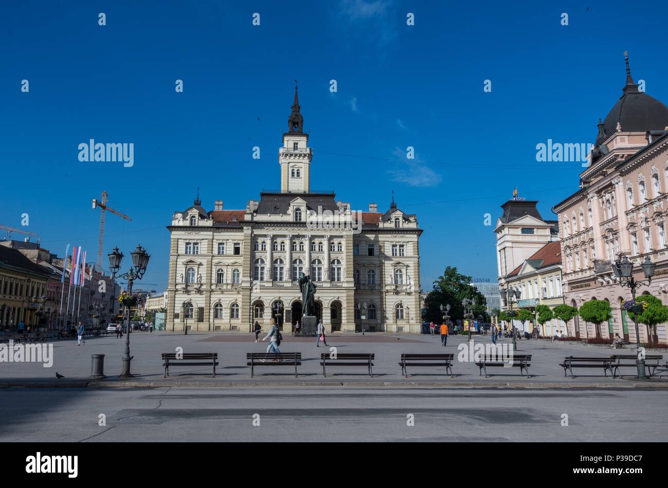 Novi Sad, Serbien - Mai 08, 2018: Blick auf das Rathaus in Liberty Square (Trg Slobode) in Novi Sad Stockfoto