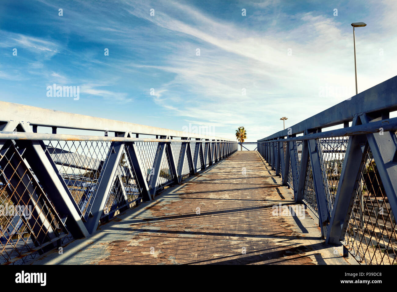 Modernes Metall Überführung Brücke die Straße zum blauen Himmel Stockfoto