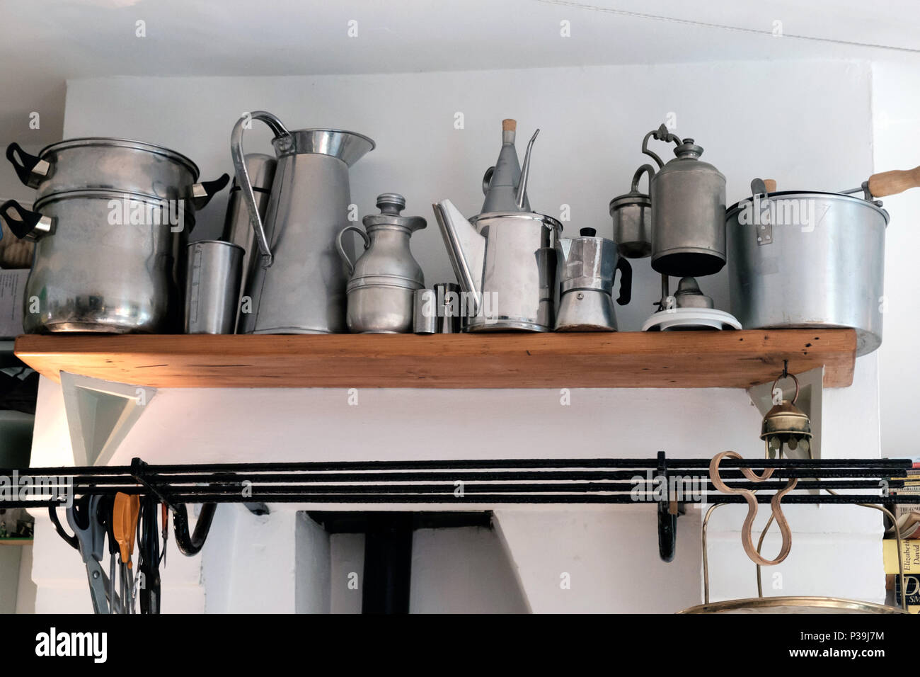 Offene Küche Regal aus Aluminium und Edelstahl kochen Objekte einschließlich Töpfe und Kannen. In anpassungsfähig Haus, 6 Doughty Mews, Bloomsbury, London. Stockfoto