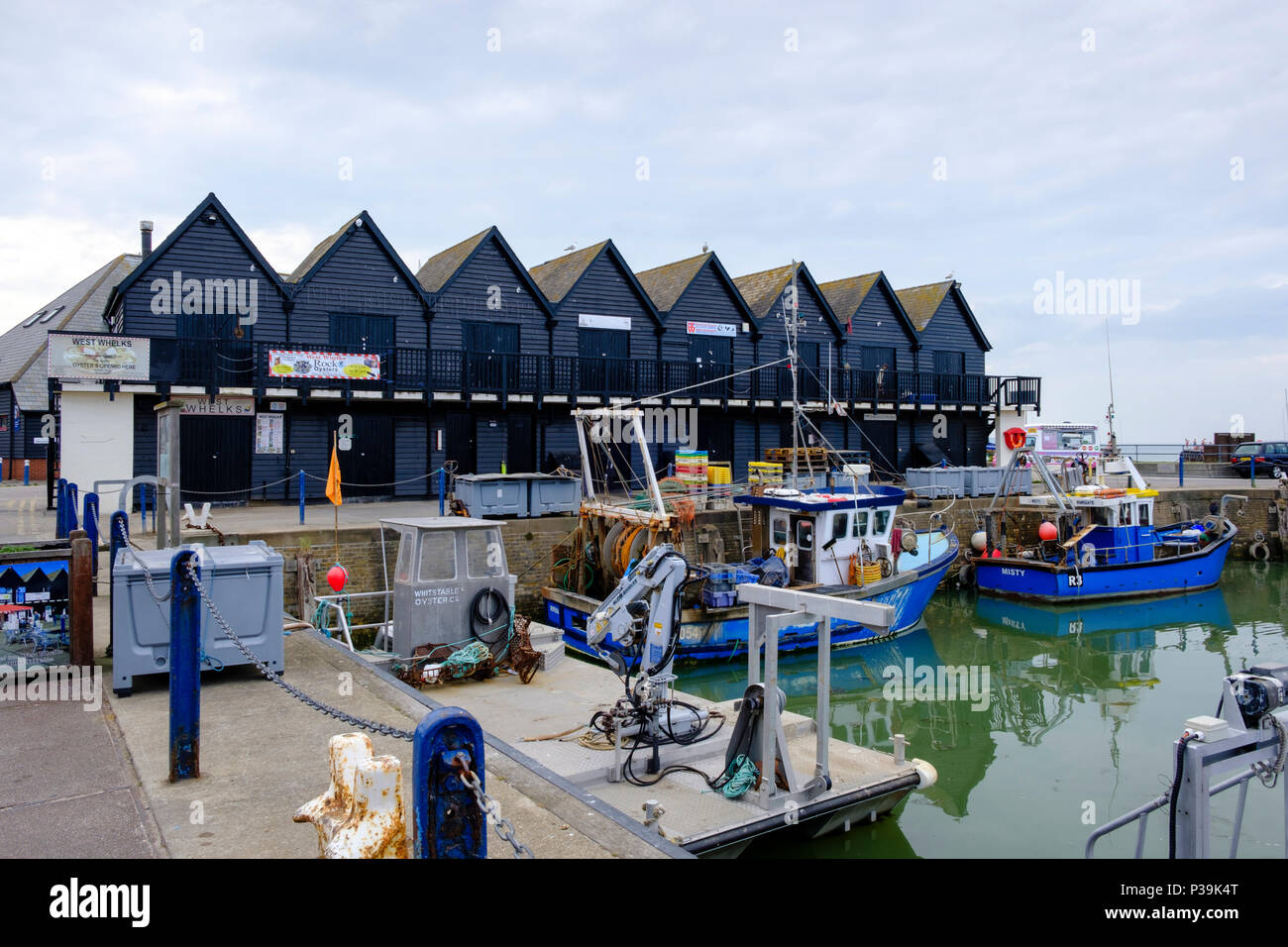 Fischerboote im Hafen Whitstable, Kent, Großbritannien Stockfoto