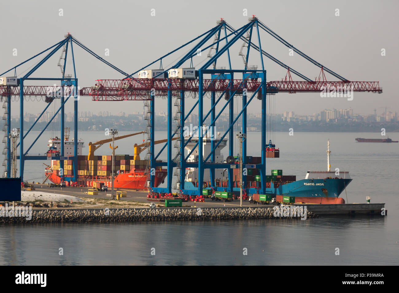 23.08.2016, Odessa, Odessa, Ukraine - ein frachtschiff am Containerterminal im Hafen. Der Hafen von Odessa oder Odessa Marine Trade Port (OMT Stockfoto