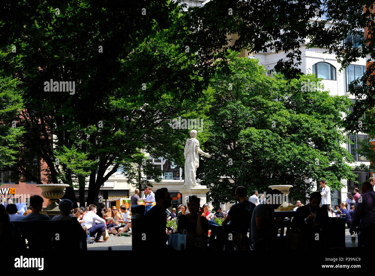Golden Square, Sommerzeit, Menschen entspannend, London, Vereinigtes Königreich Stockfoto