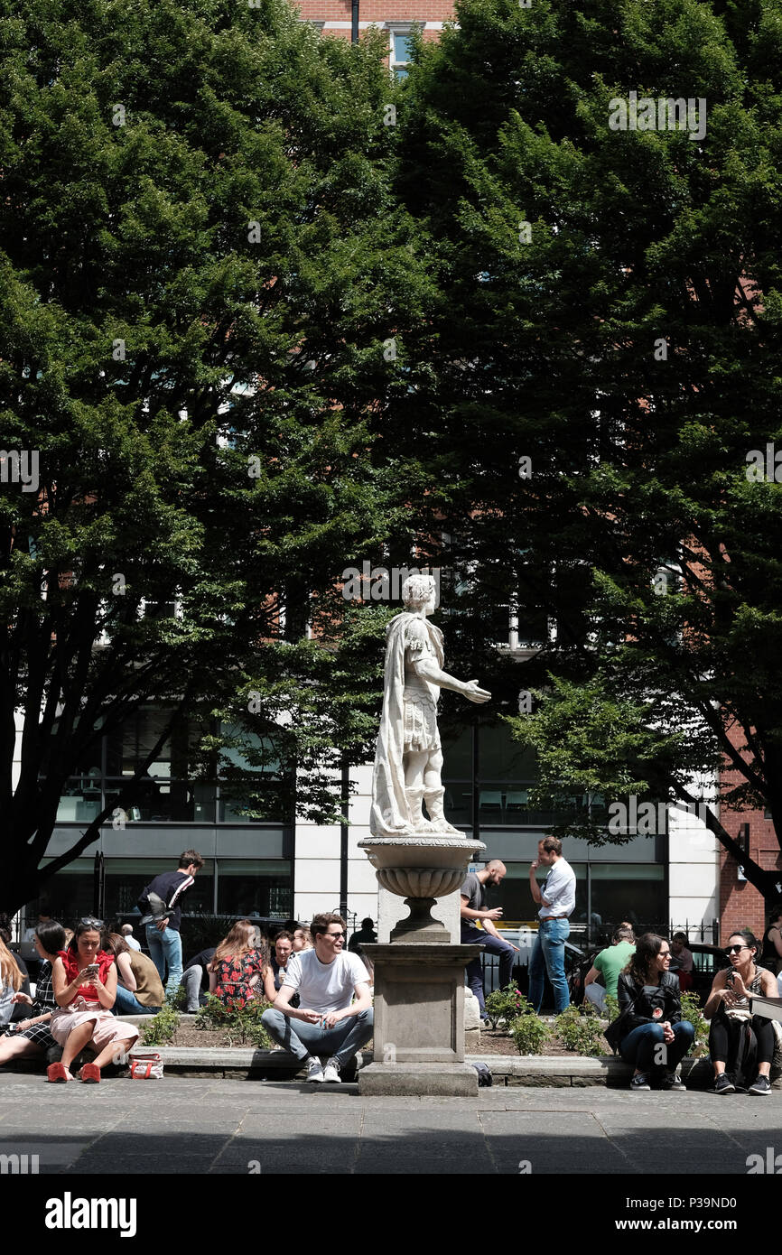 Golden Square, Sommerzeit, Menschen entspannend, London, Vereinigtes Königreich Stockfoto