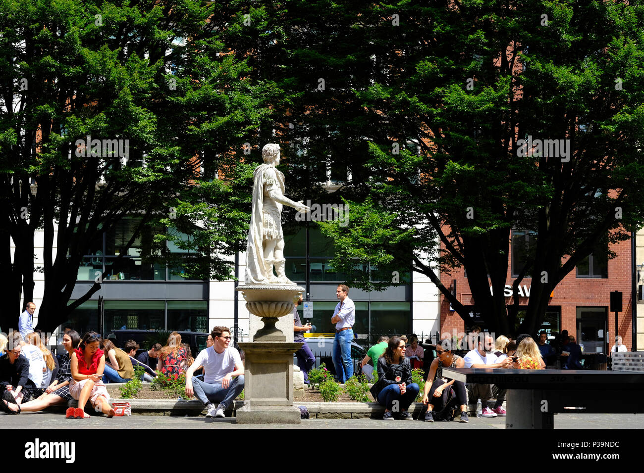 Golden Square, Sommerzeit, Menschen entspannend, London, Vereinigtes Königreich Stockfoto