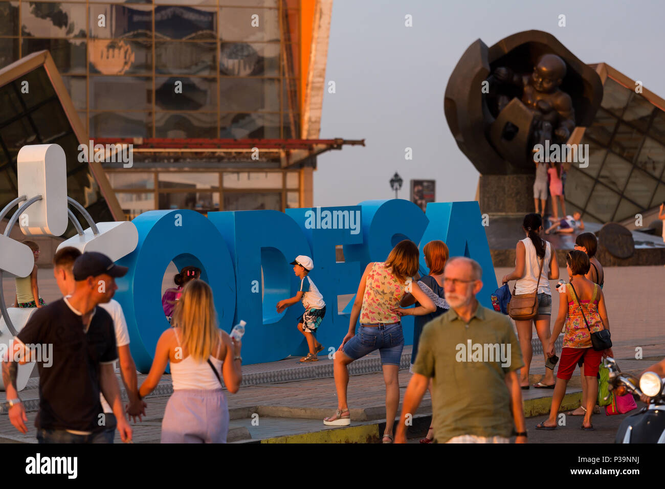 Odessa, Ukraine, Touristen am Odesa Schrift im Hafen Stockfoto