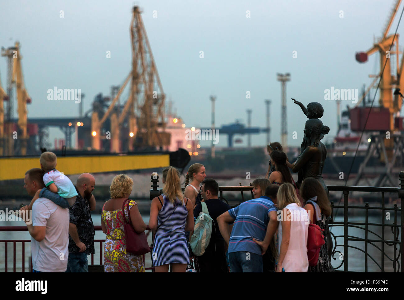 Odessa, Ukraine, Touristen genießen die Aussicht auf den Hafen. Stockfoto