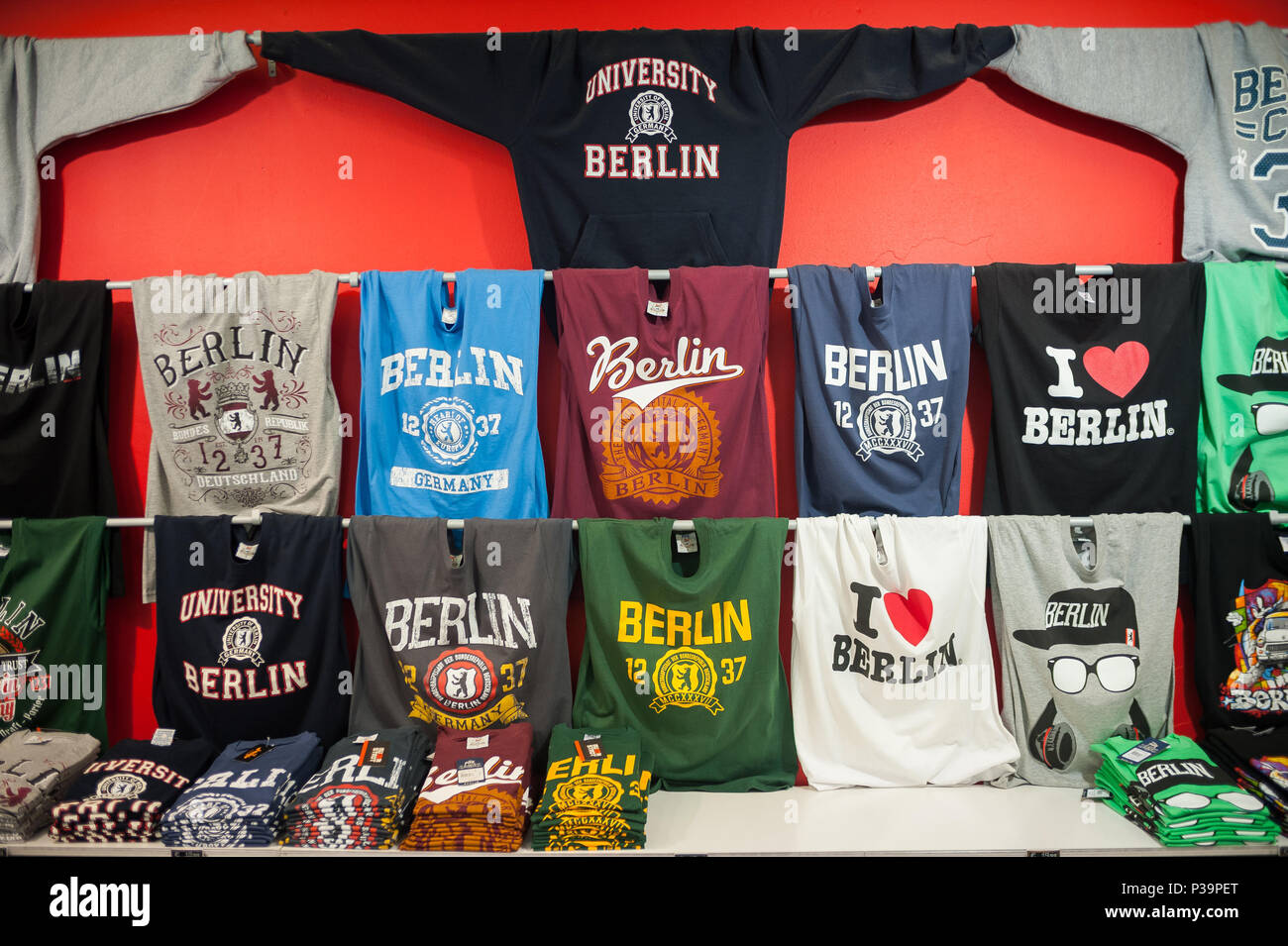 Berlin, Deutschland, T-Shirts und Pullover in einem Souvenirshop Stockfoto