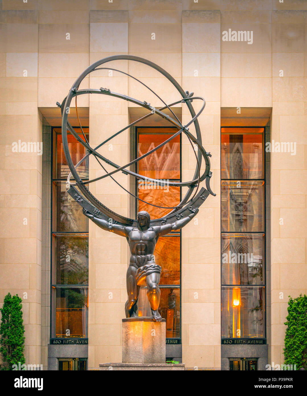 Eine Bronzestatue von Lee Lawrie der Titan Atlas in einem Art déco-Stil, das Frontispiz des Rockefeller Center, Manhattan, New York City Stockfoto