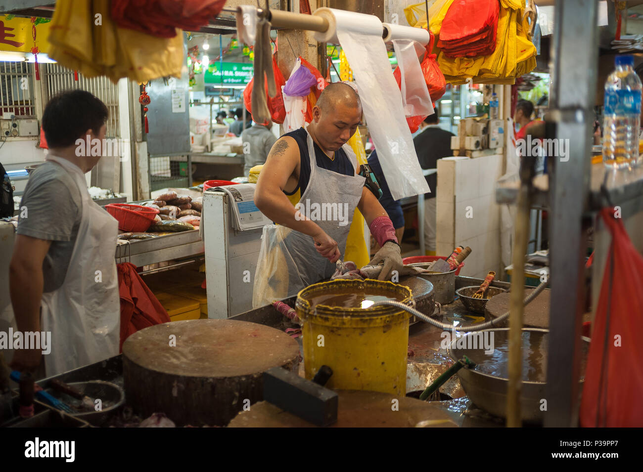 Singapur, Republik Singapur, Fisch Anbieter in Tekka Markt in Little India Stockfoto