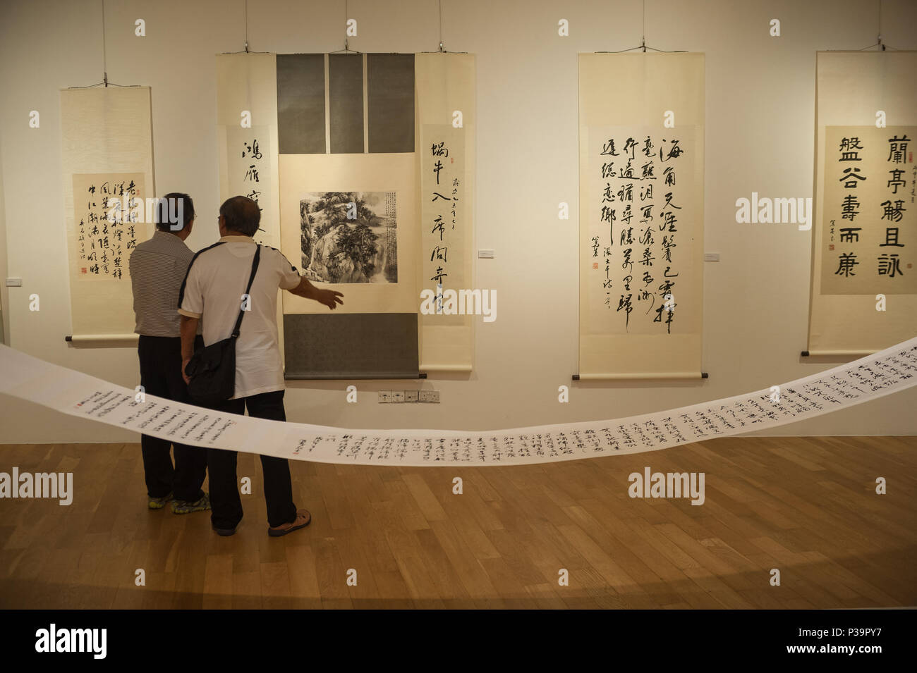 Singapur, Republik Singapur, Besucher der ION Art Gallery Stockfoto
