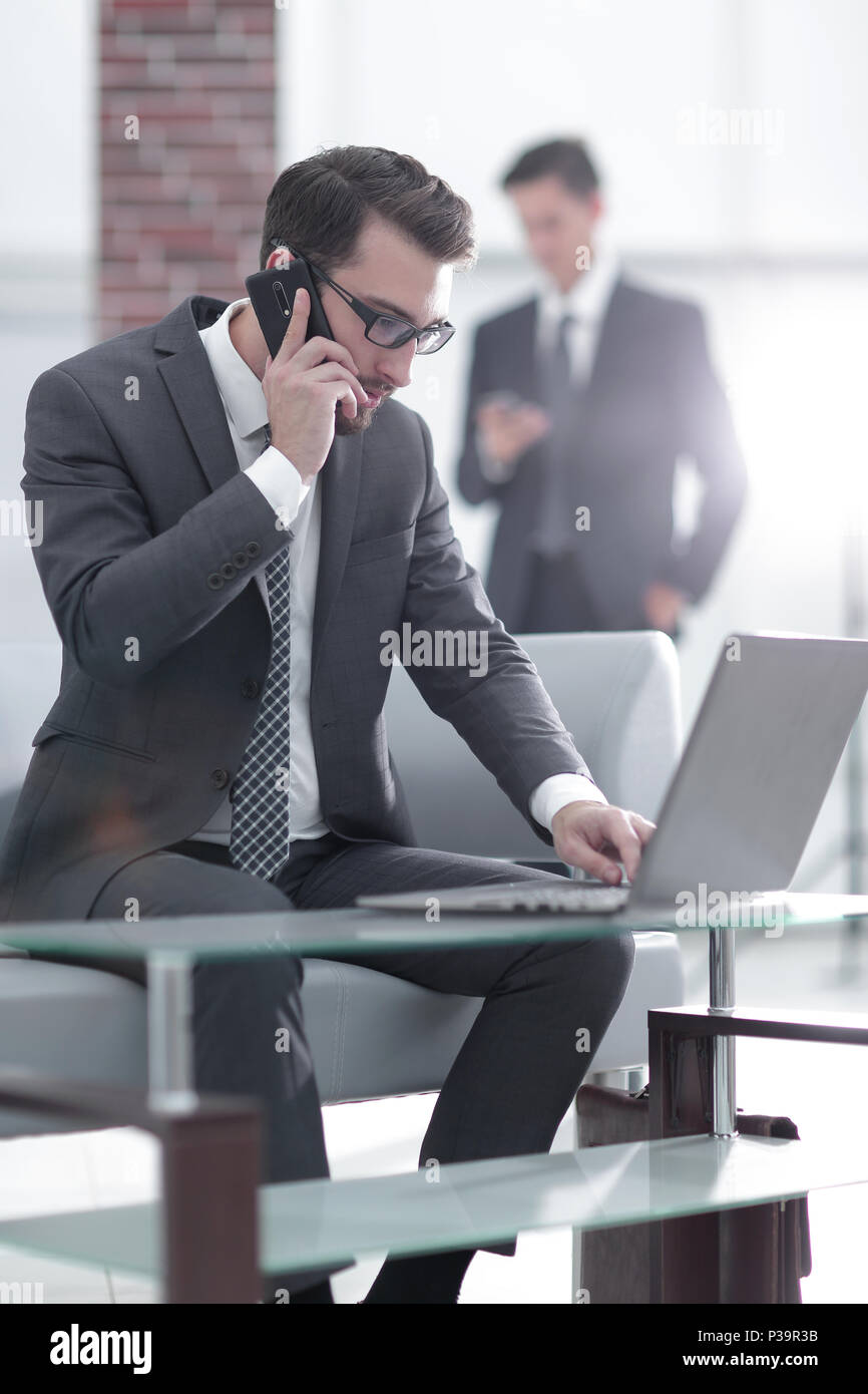 Porträt des Kaufmanns telefonieren mit Handy im Büro Stockfoto