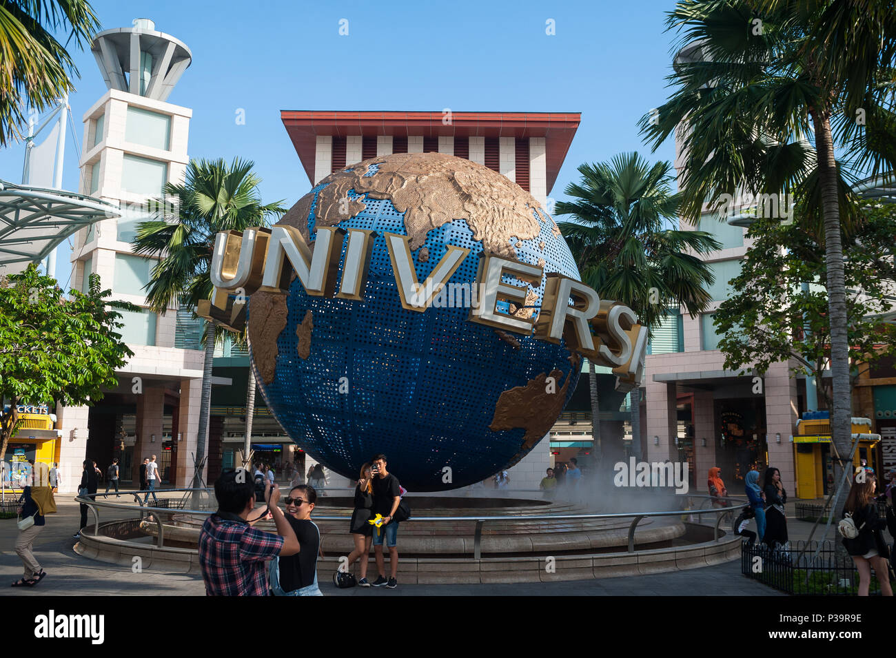 Singapur, Republik Singapur, Menschen vor der Universal Studios Theme Park Stockfoto