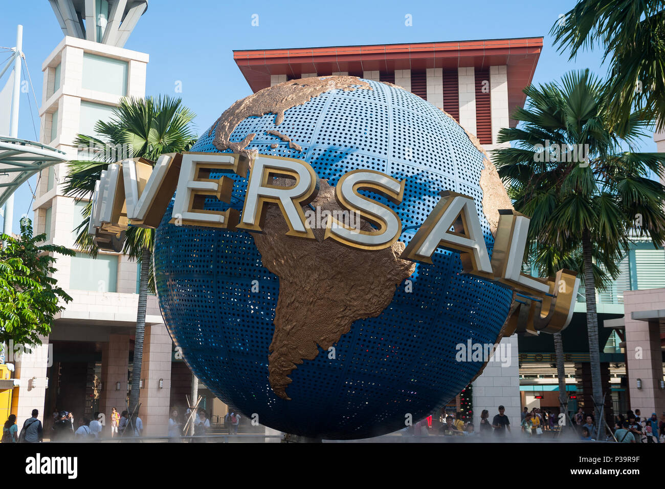 Singapur, Republik Singapur, Menschen vor der Universal Studios Theme Park Stockfoto